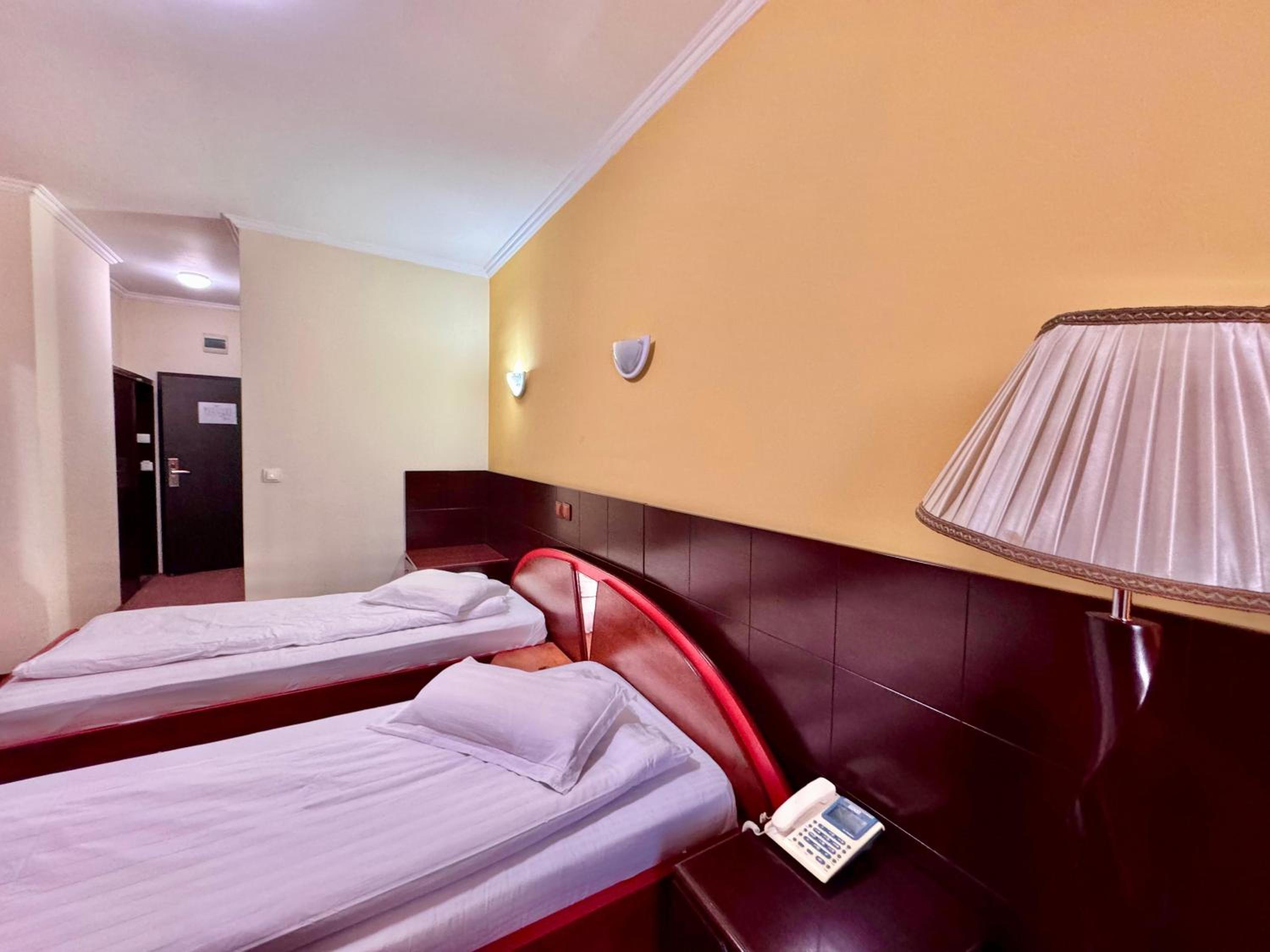 Standard Twin Room - Photo 3