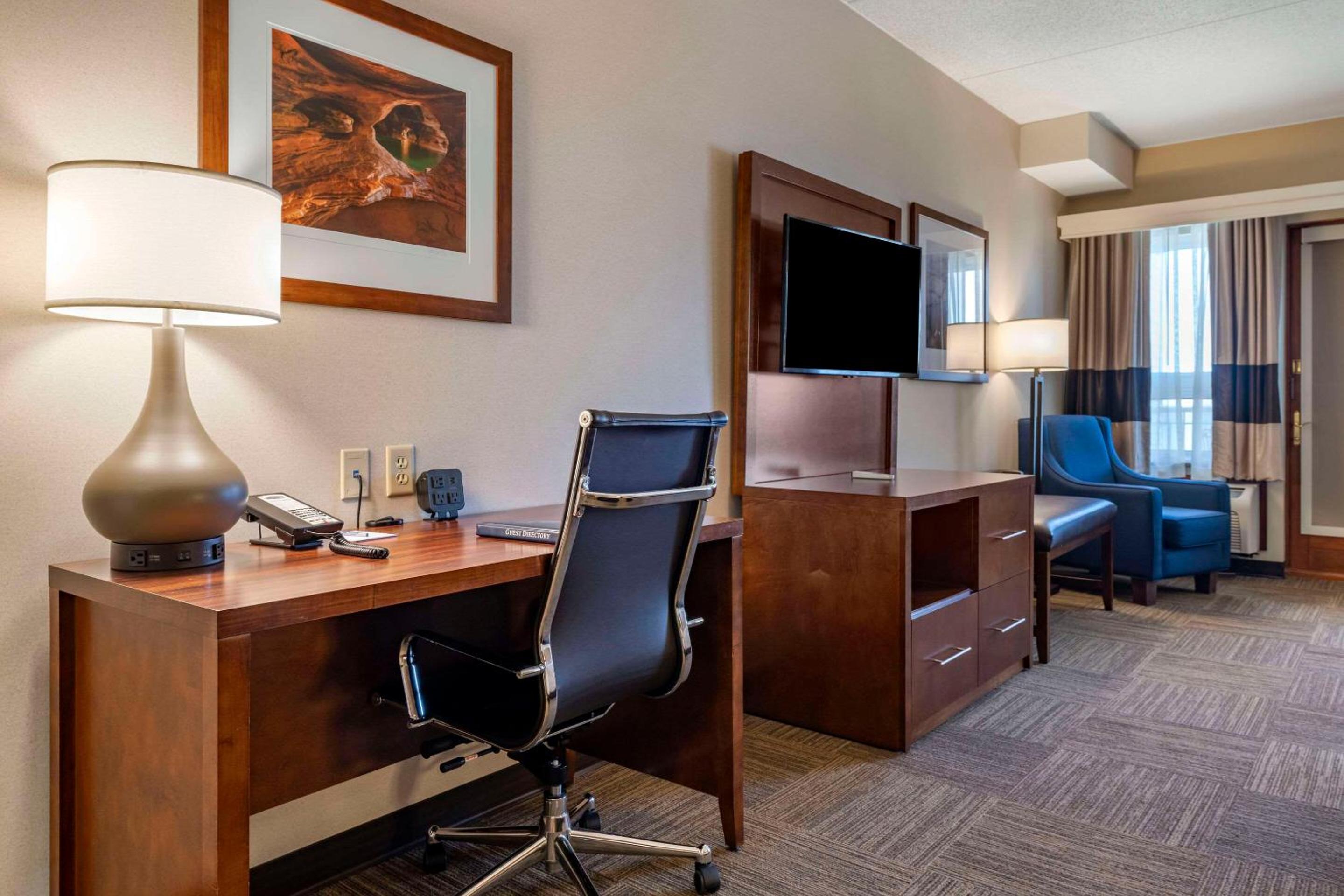 Superior Queen Suite with Two Queen Beds - Non-Smoking - Photo 4