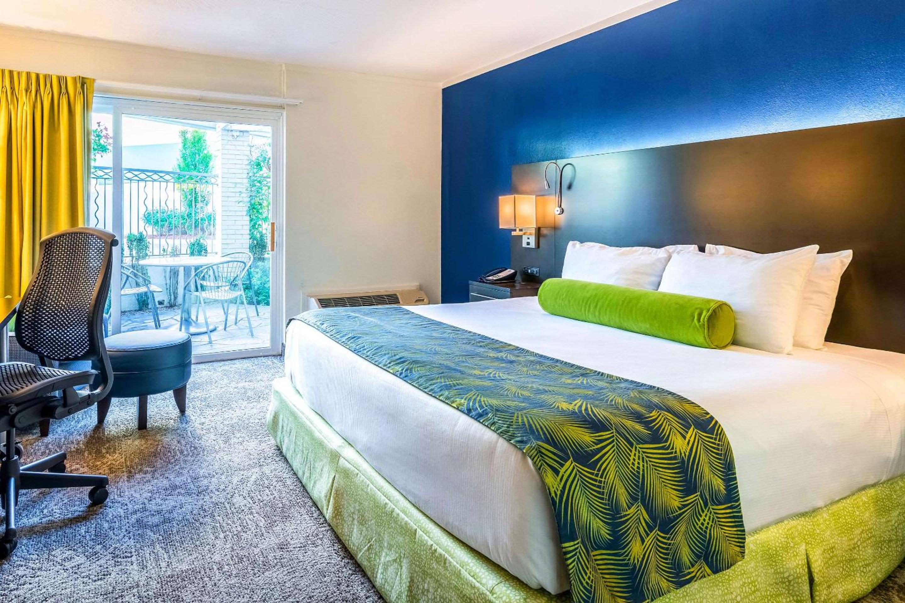 King Room with Courtyard View - Non-Smoking