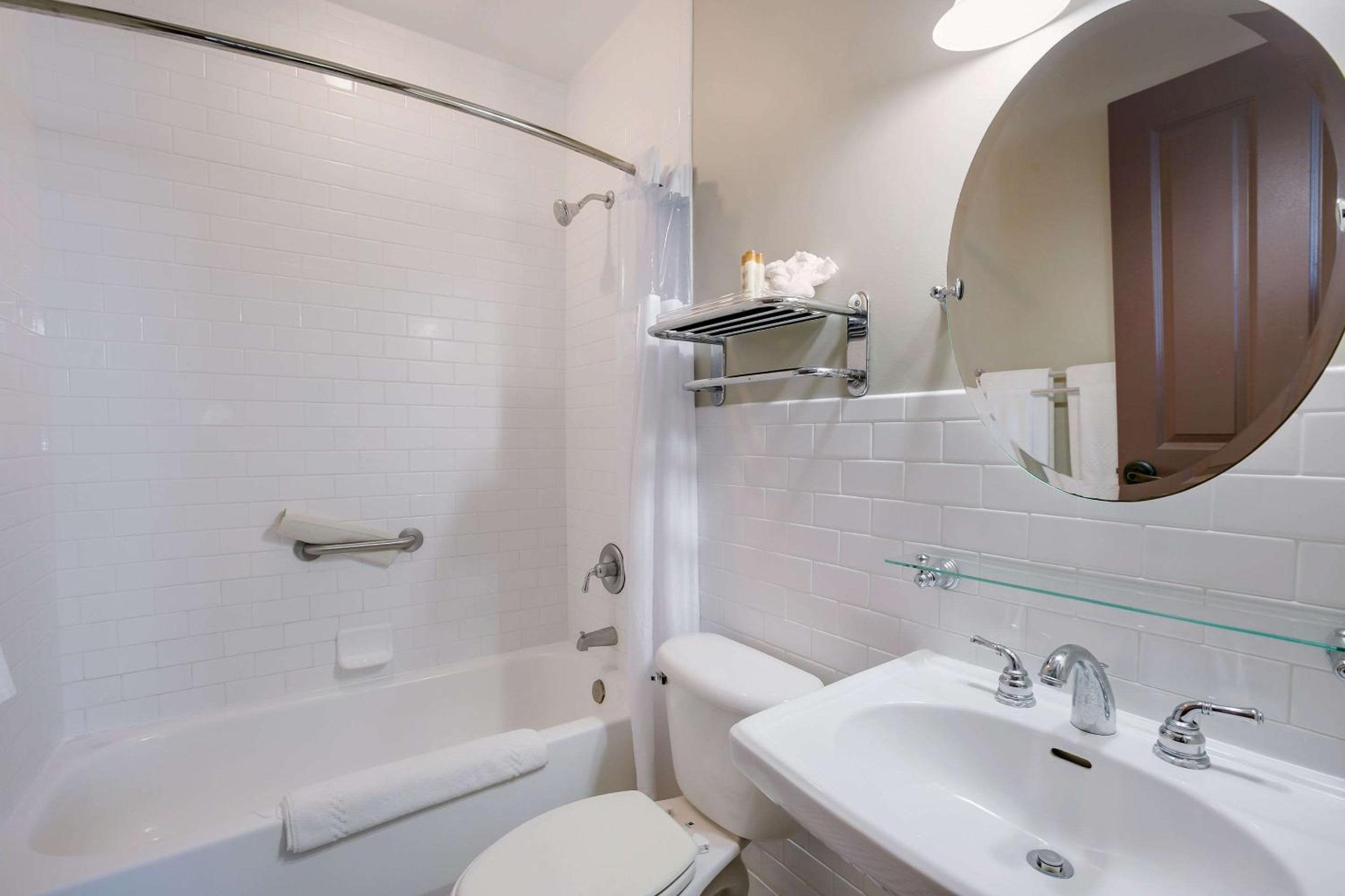 King Triple Room - Non-Smoking - Photo 11