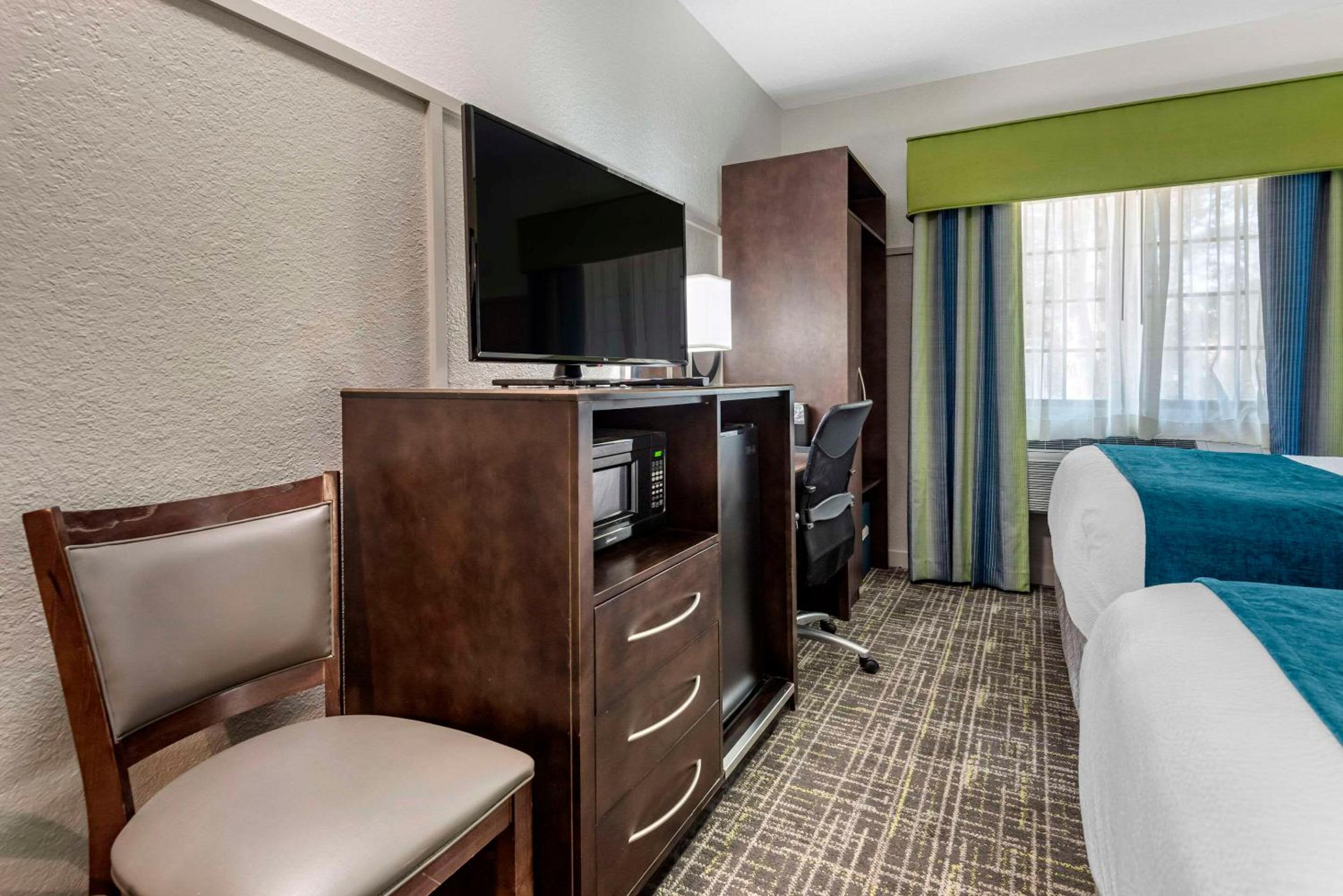 Queen Room with Two Queen Beds - Non-Smoking - Photo 6