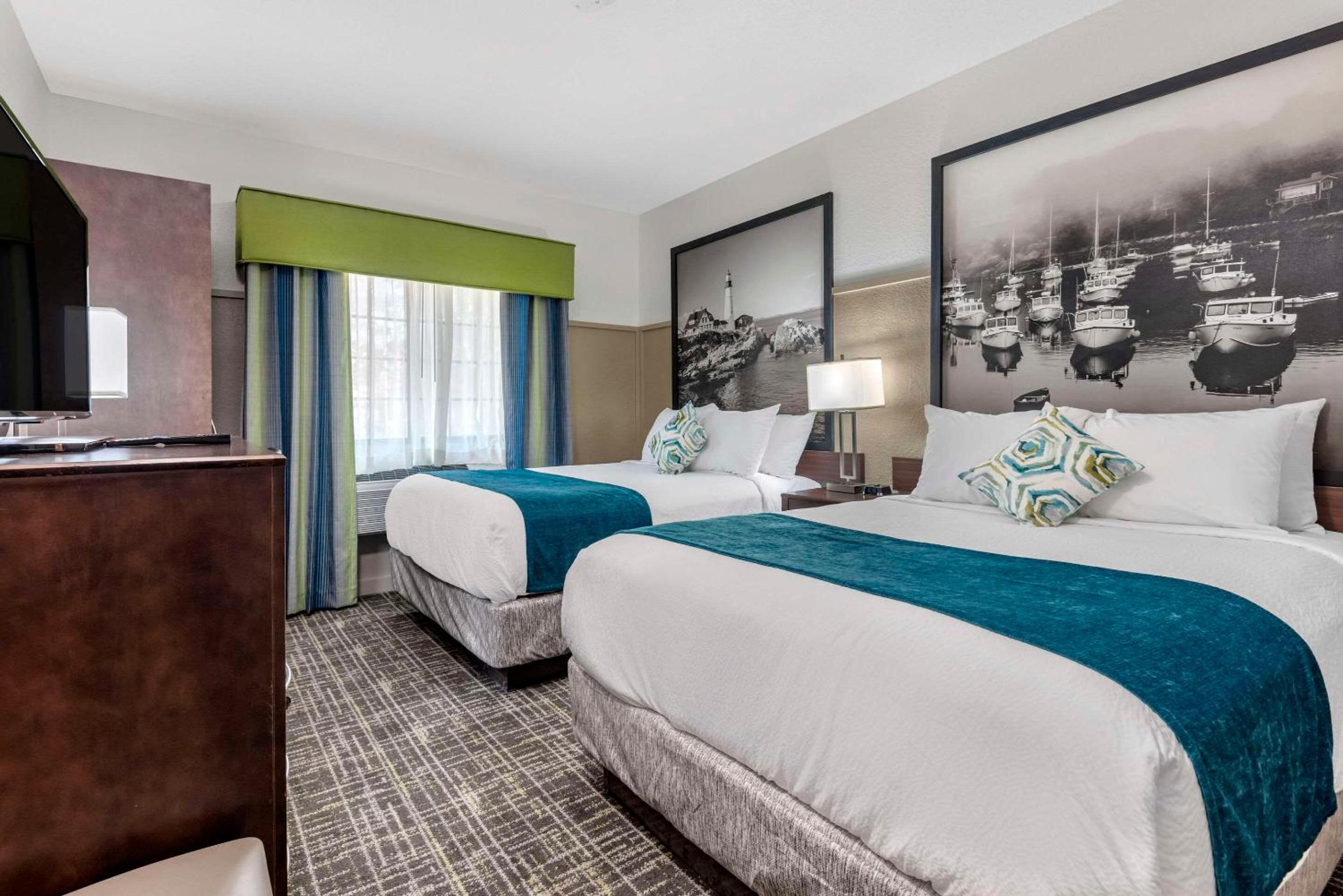 Queen Room with Two Queen Beds - Non-Smoking - Photo 1