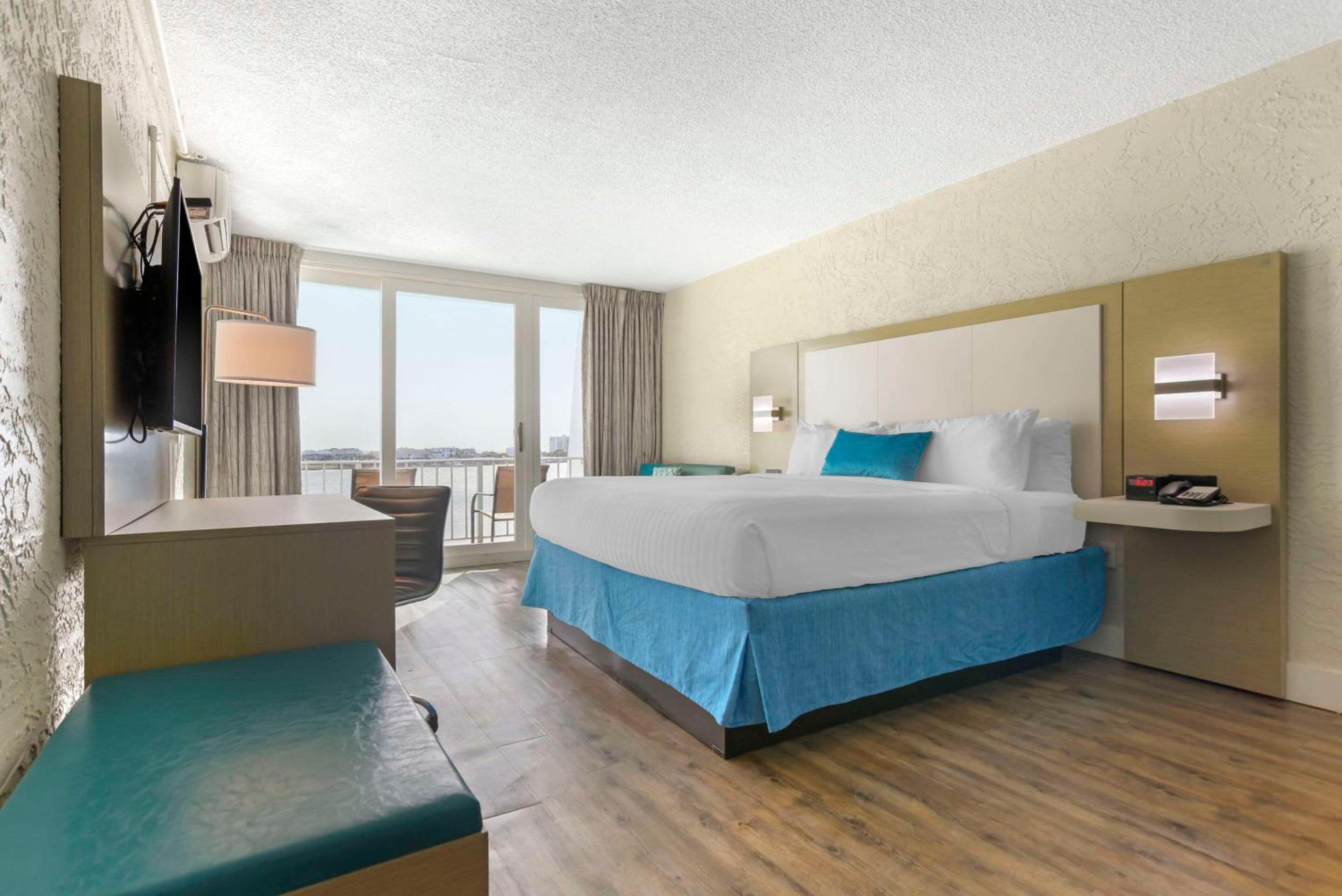 Standard King Room with Harbor View - Non-Smoking - Photo 1