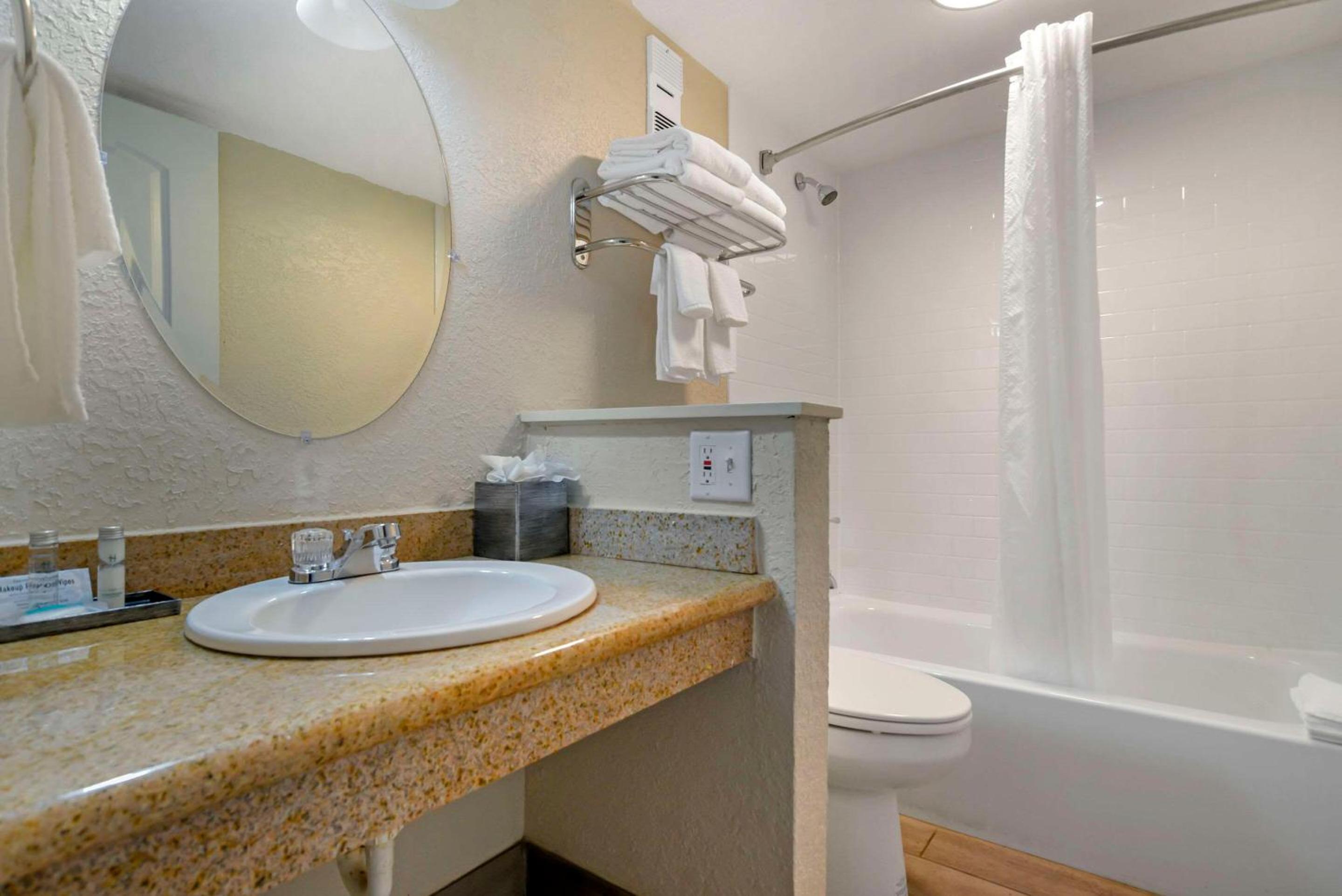 King Room with City View - Non-Smoking - Photo 10
