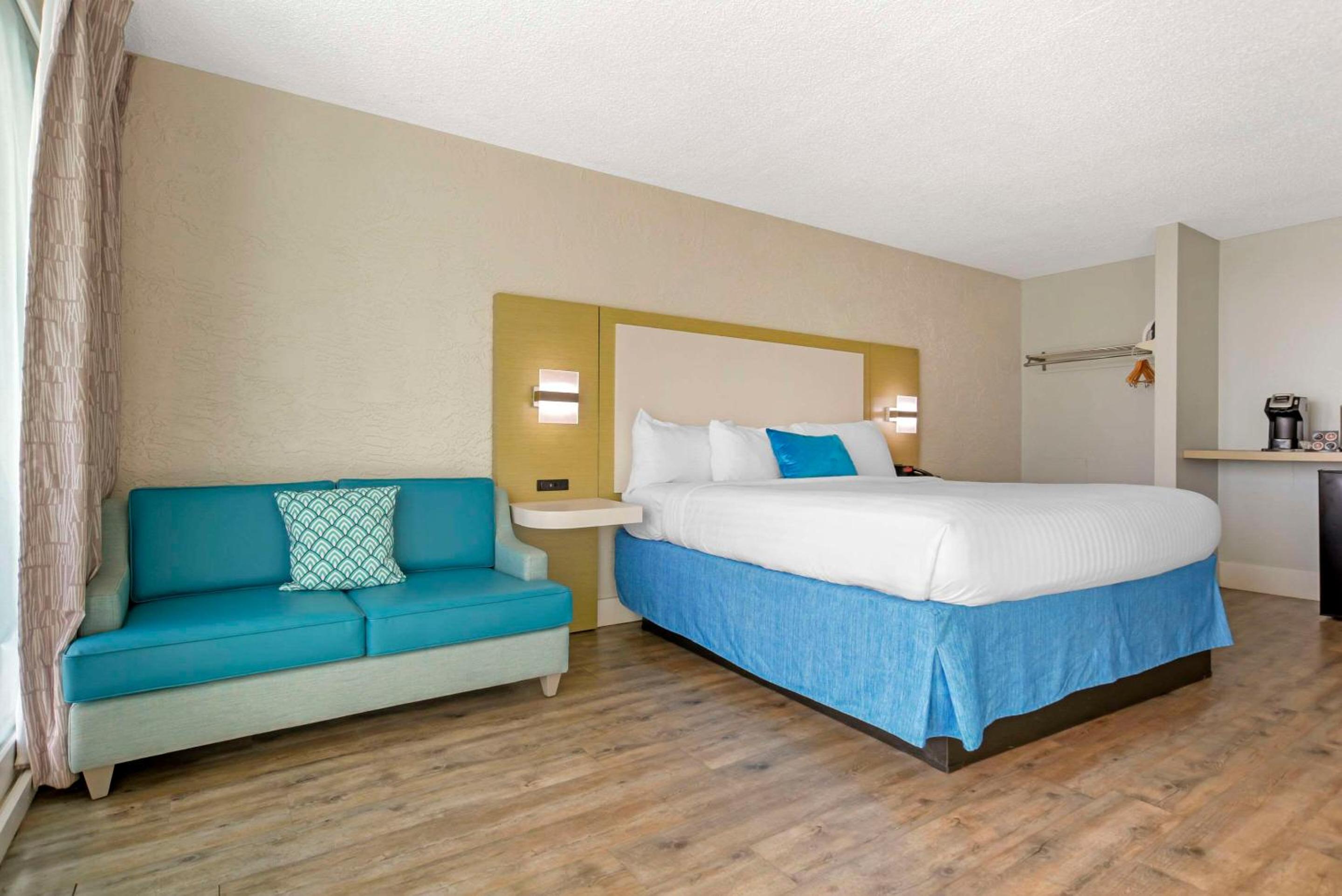 Standard King Room with Harbor View - Non-Smoking - Photo 3
