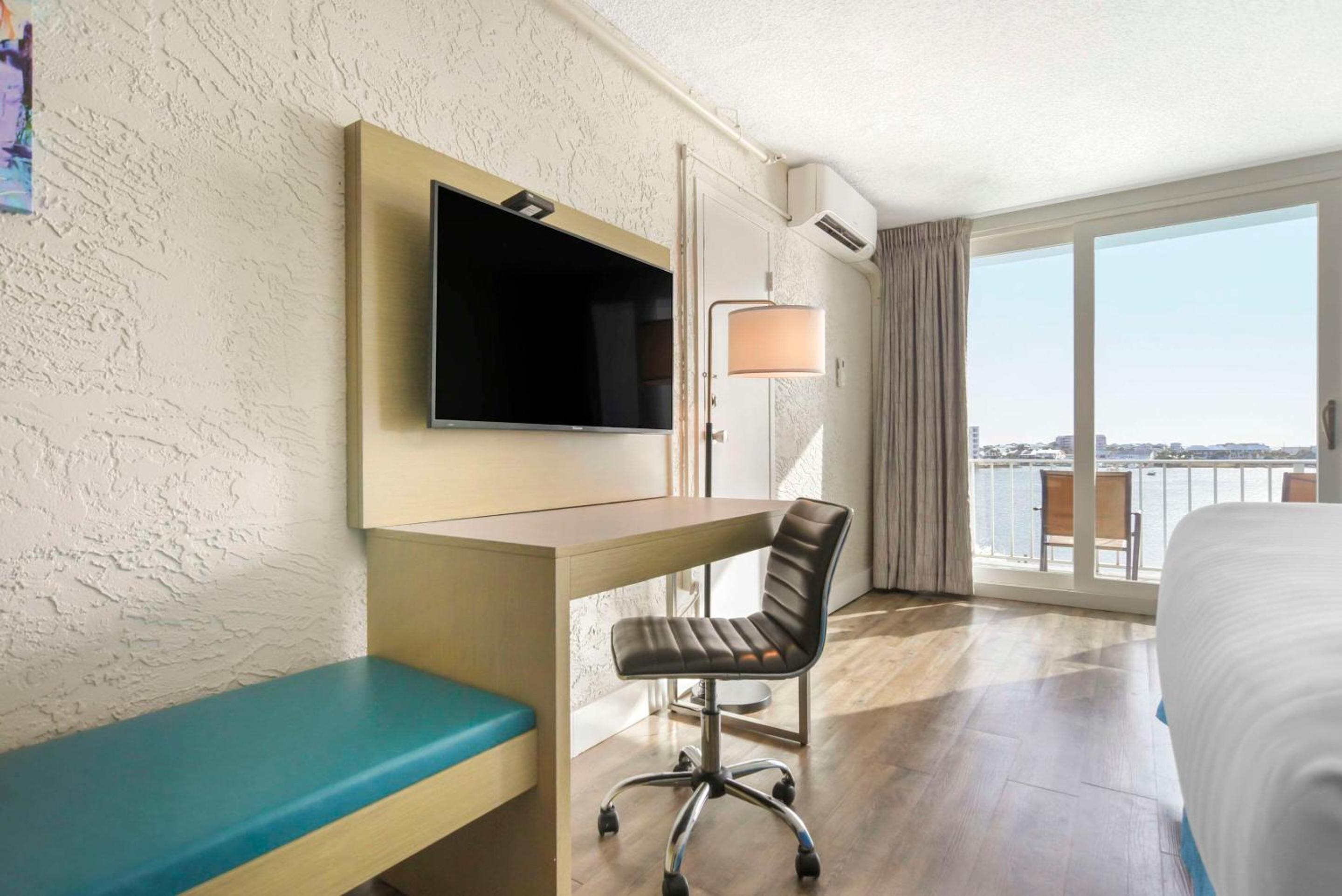 Standard King Room with Harbor View - Non-Smoking - Photo 4