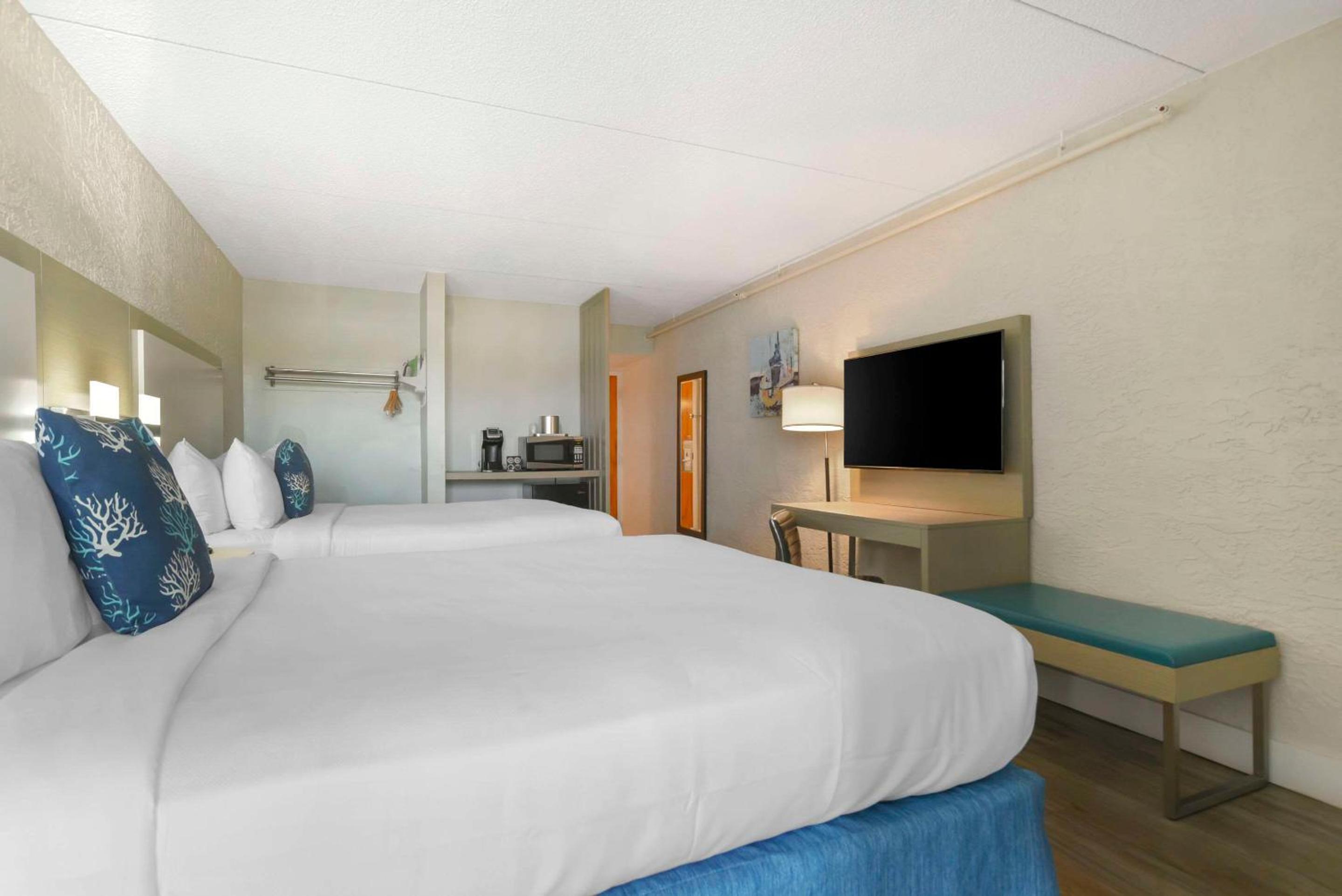 Queen Room with Two Queen Beds and City View - Non-Smoking - Photo 9