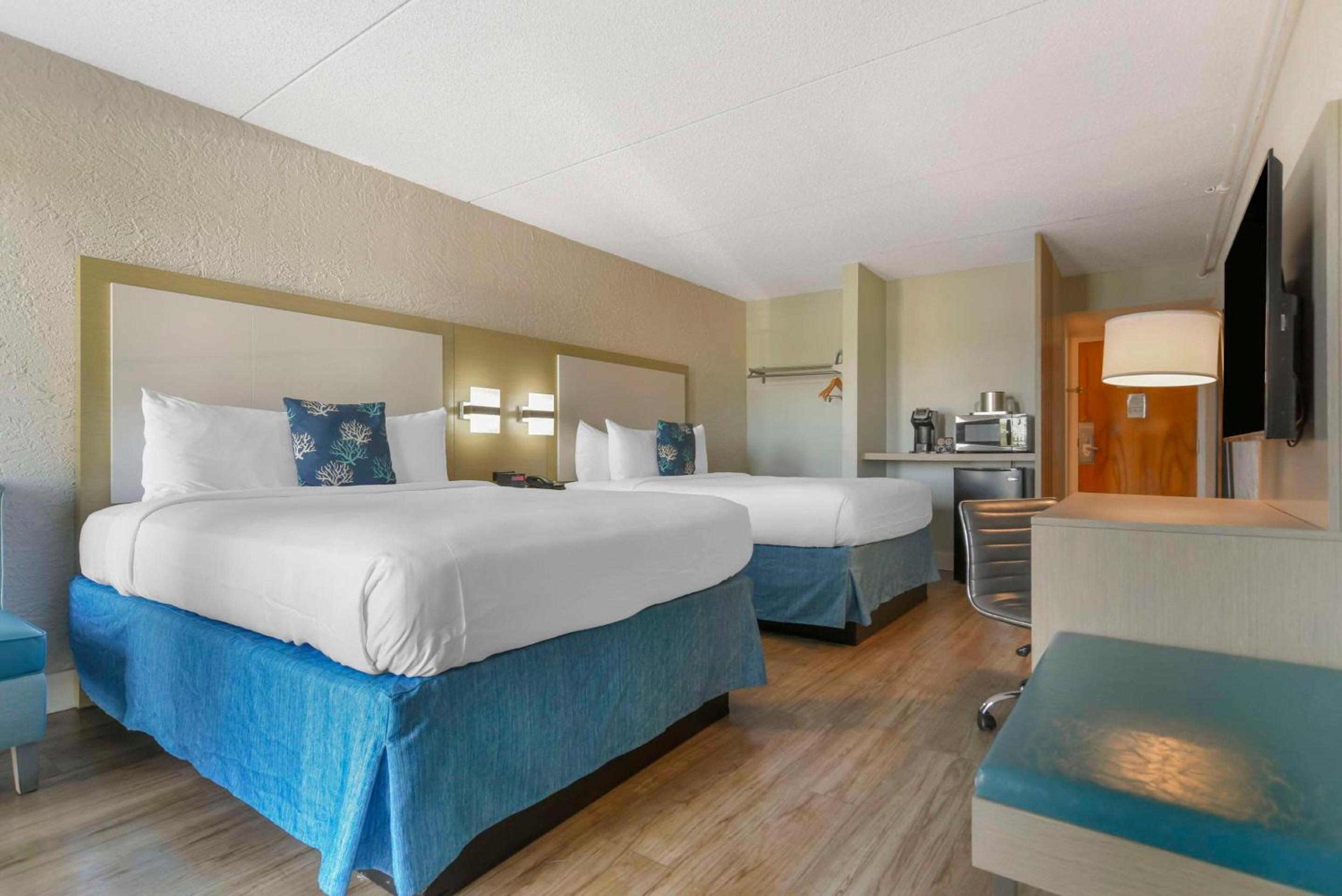 Queen Room with Two Queen Beds and City View - Non-Smoking - Photo 2