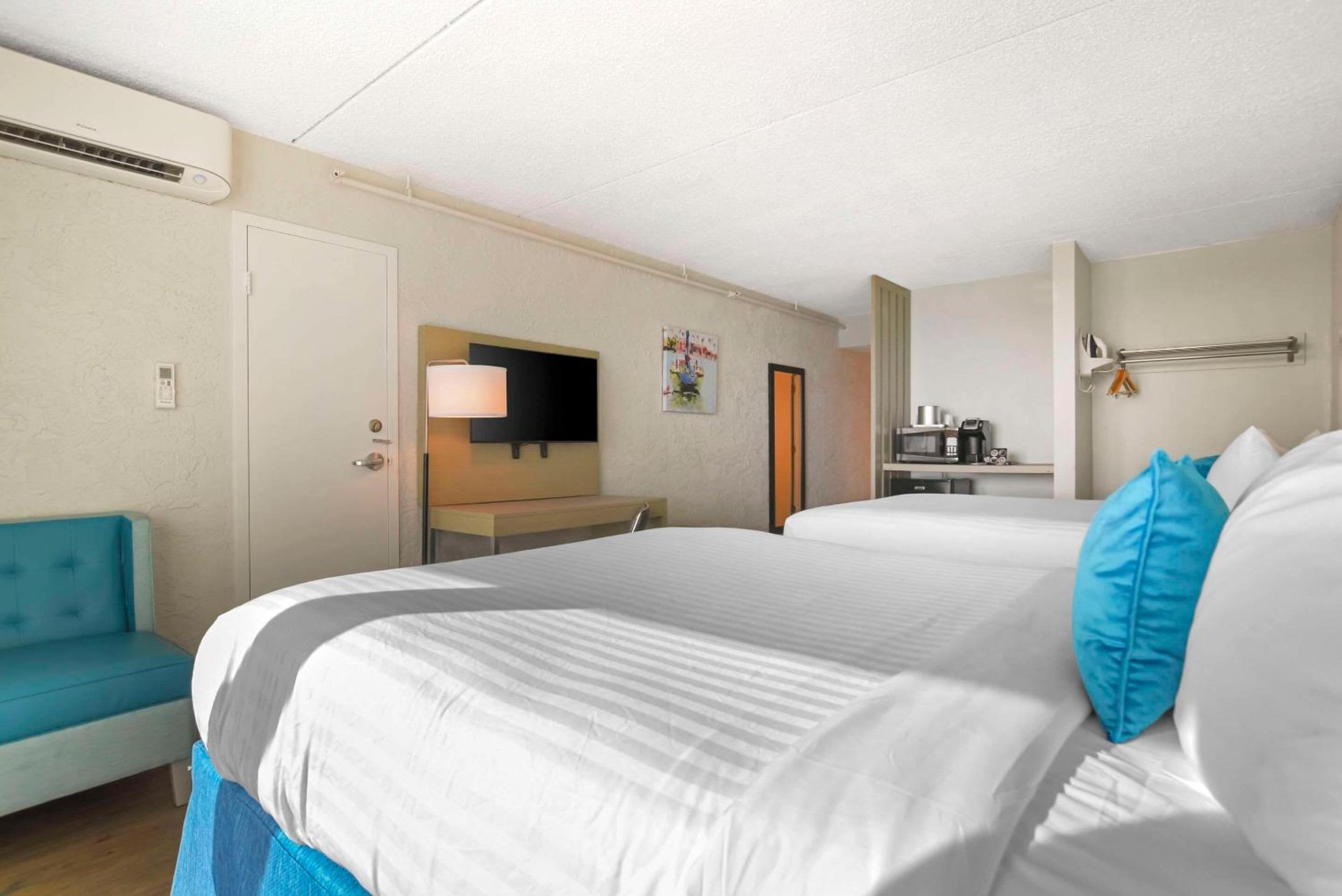 Queen Room with Two Queen Beds and Harbor View - Non-Smoking - Photo 3