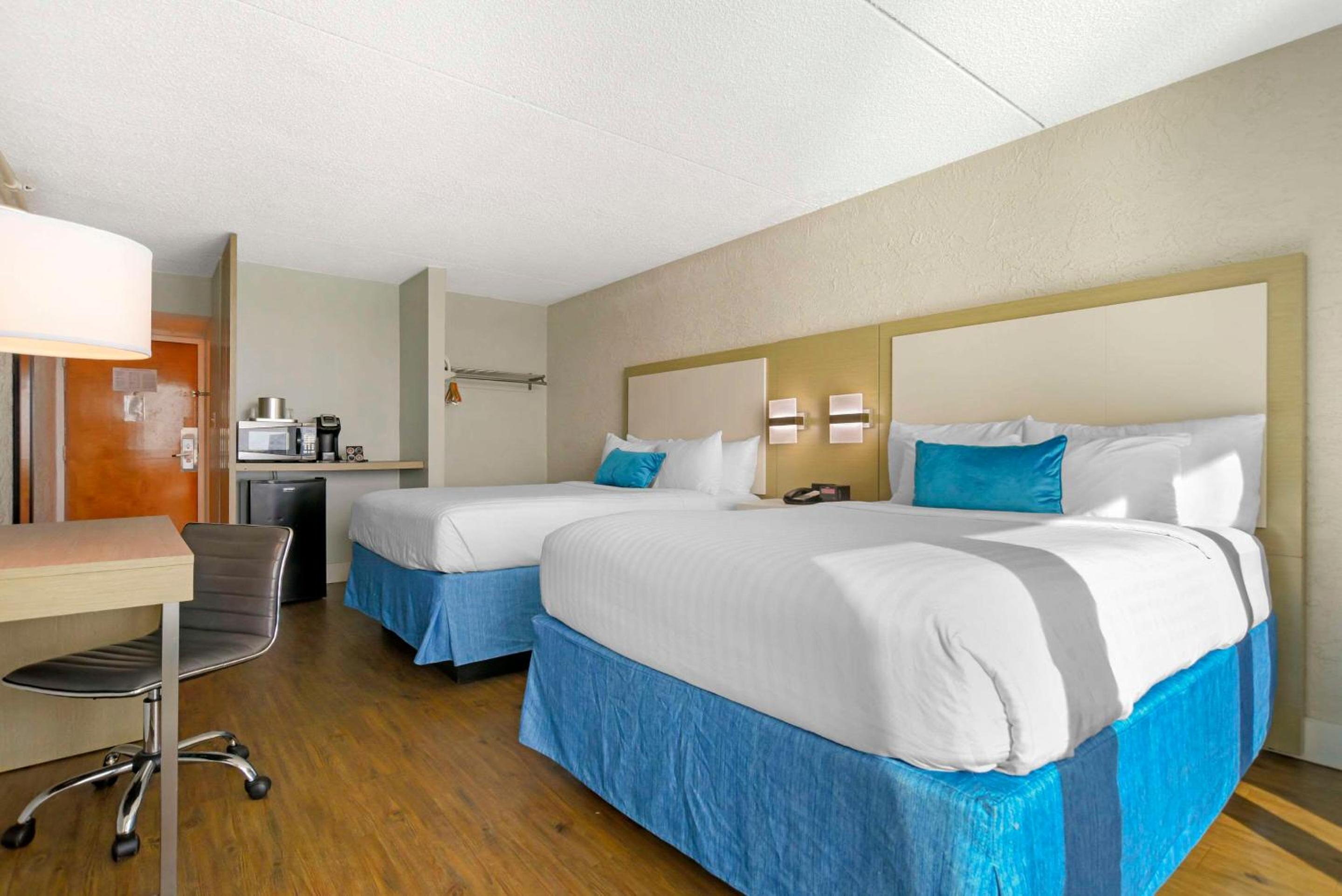 Queen Room with Two Queen Beds and Harbor View - Non-Smoking - Photo 4