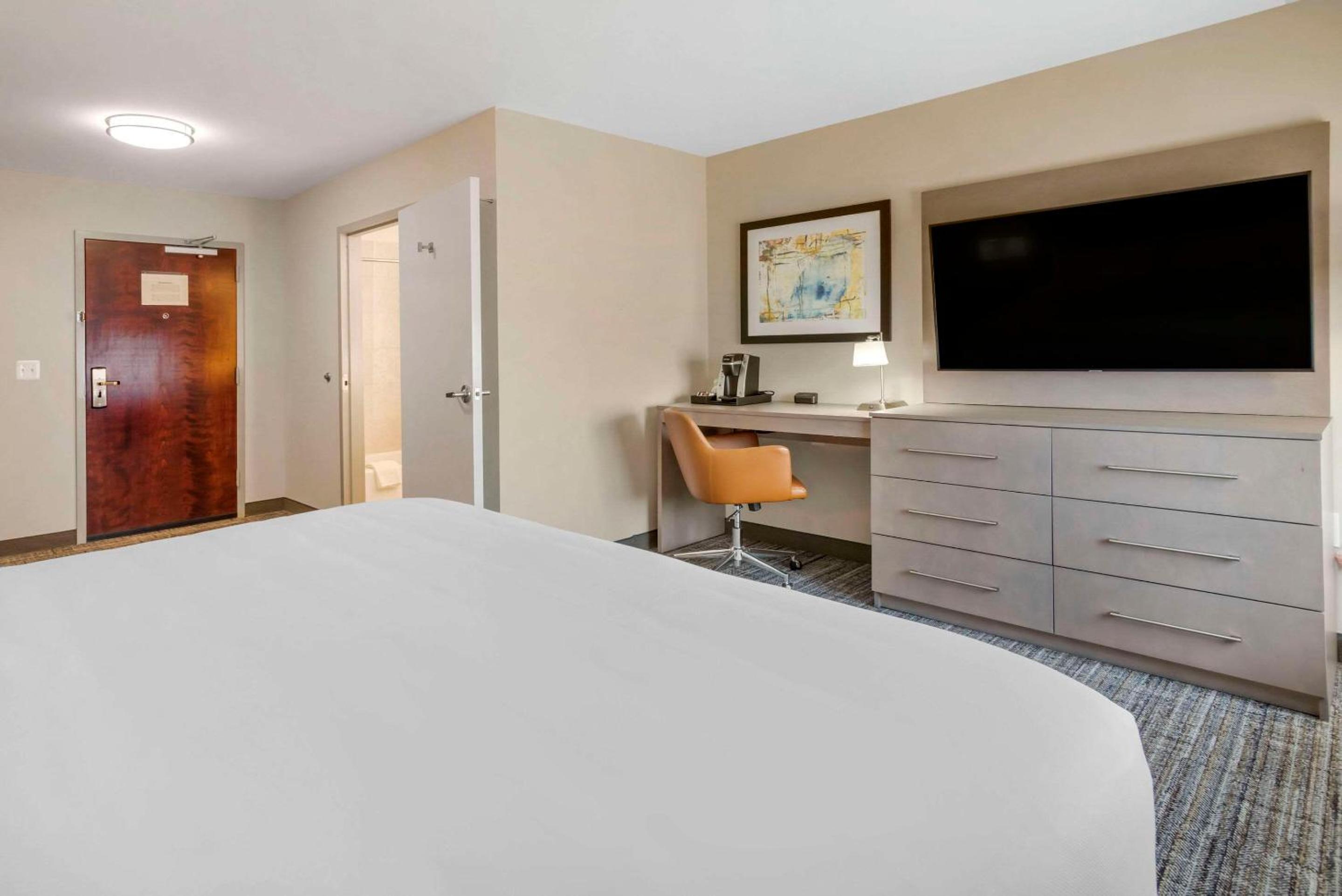 Standard King Room - Non Smoking - Photo 9