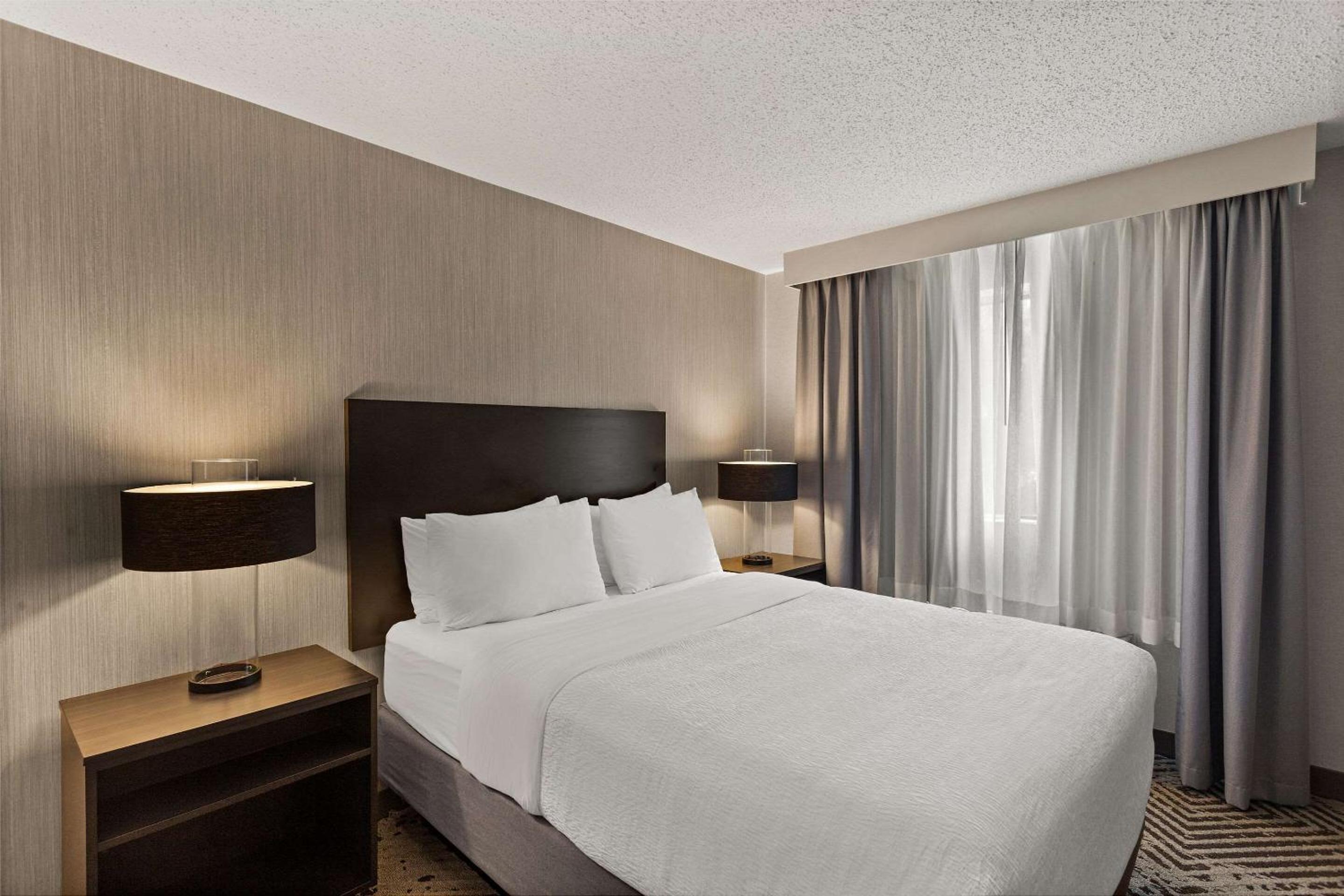One-Bedroom Queen Suite - Non-Smoking - Photo 2