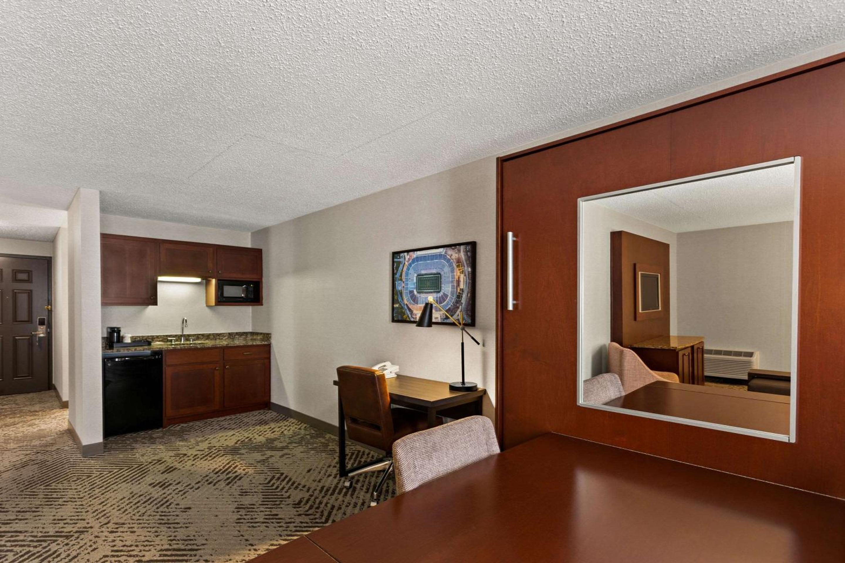 One-Bedroom Queen Suite - Non-Smoking - Photo 4