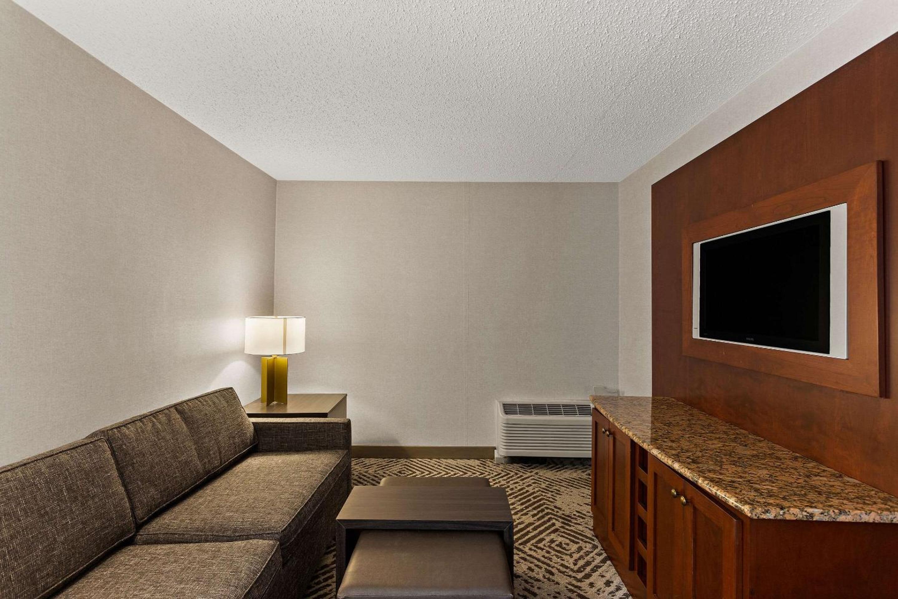 One-Bedroom Queen Suite - Non-Smoking - Photo 3