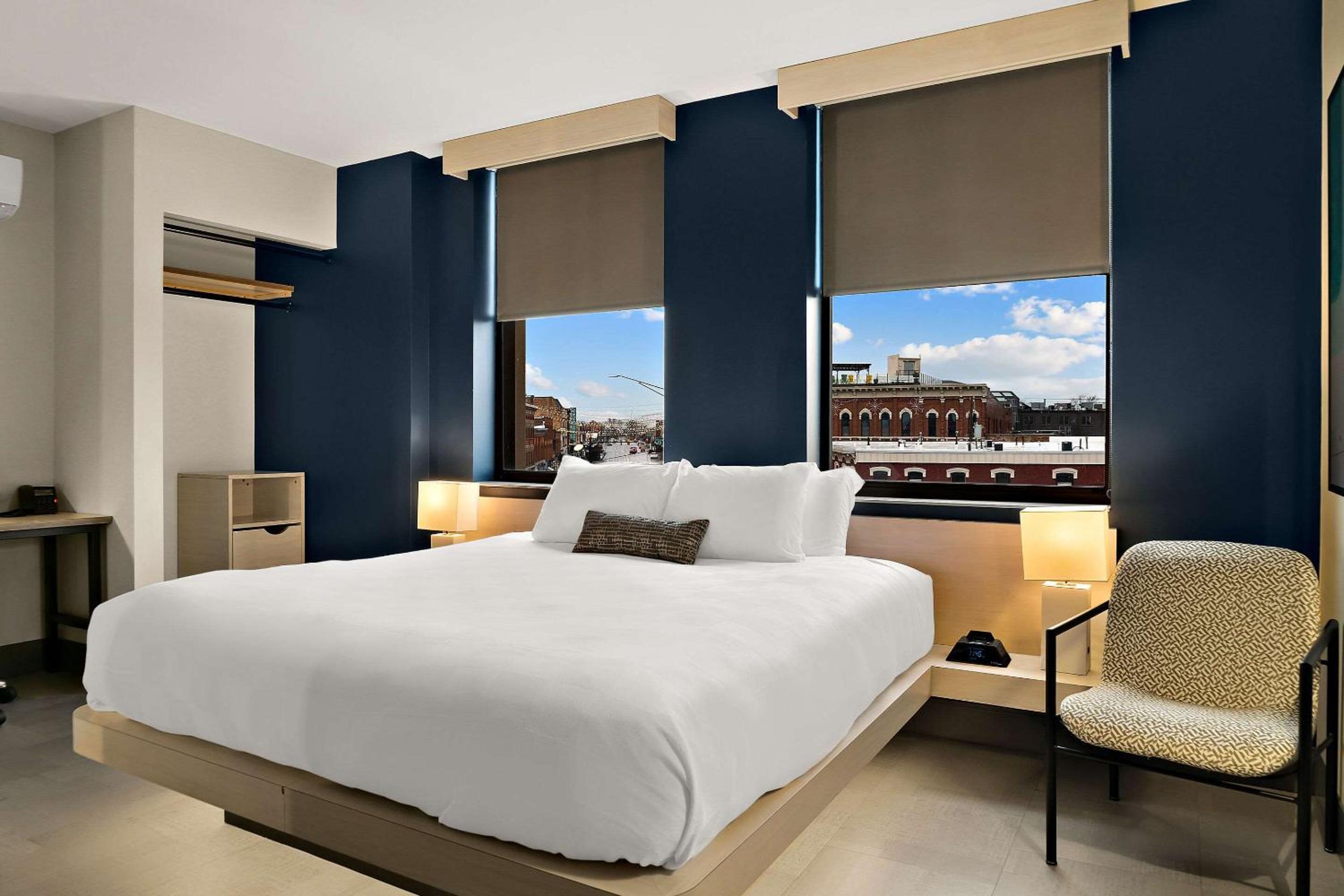 Master King Suite With City View – Non Smoking    photo 2