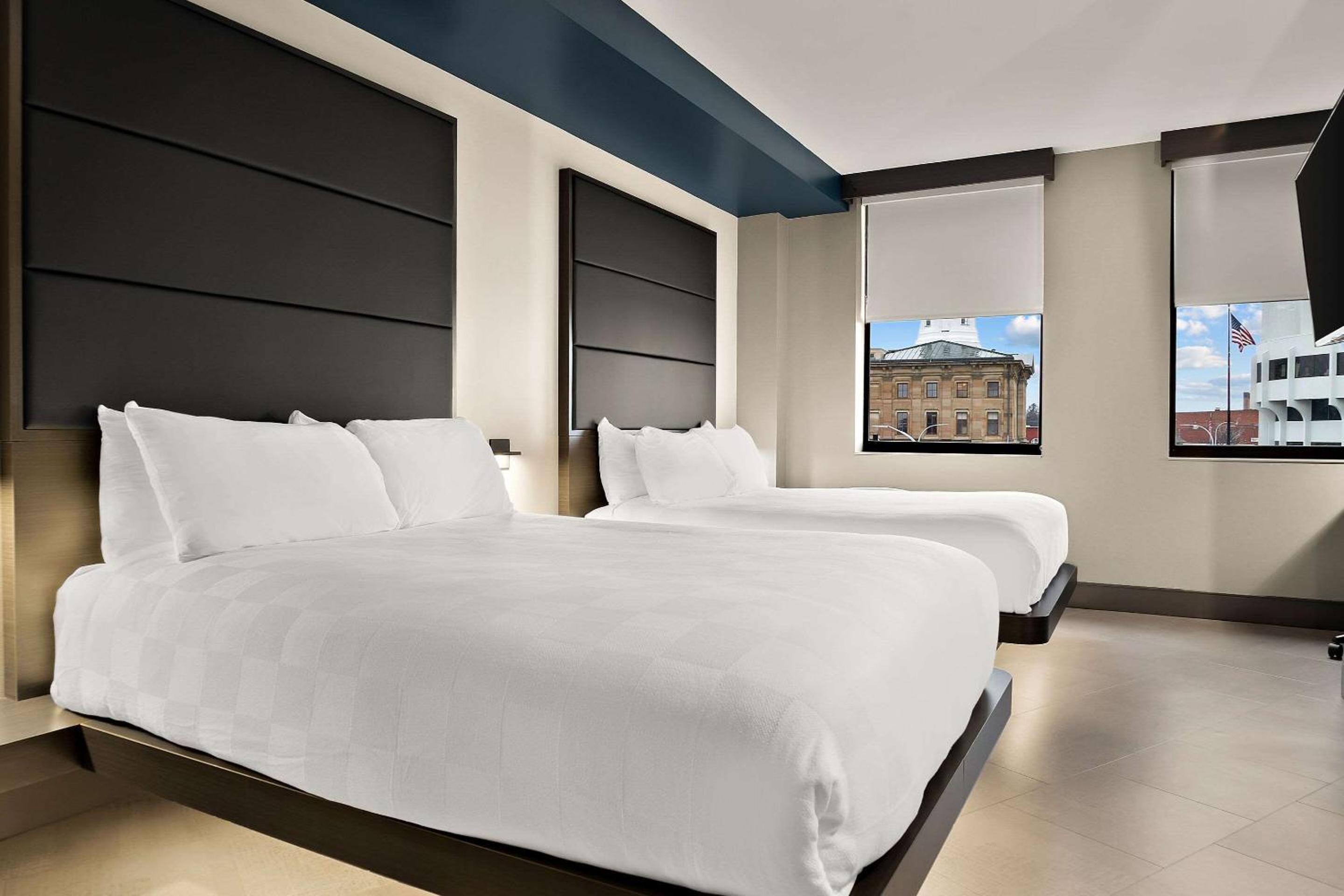 Quadruple Room With Two Queen Beds And Tub - Disability Access/Non Smoking photo 3