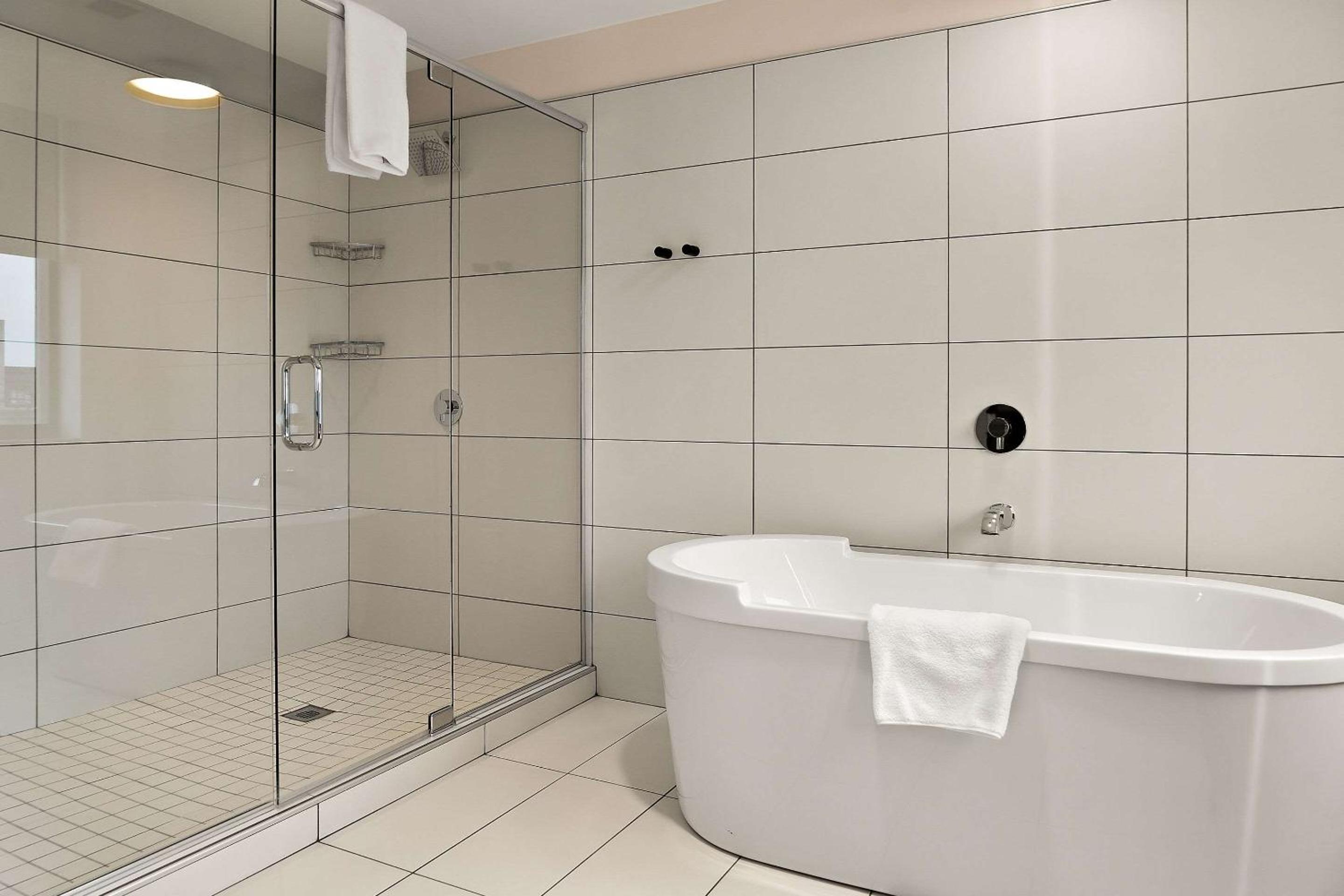Quadruple Room With Two Queen Beds And Tub - Disability Access/Non Smoking photo 2