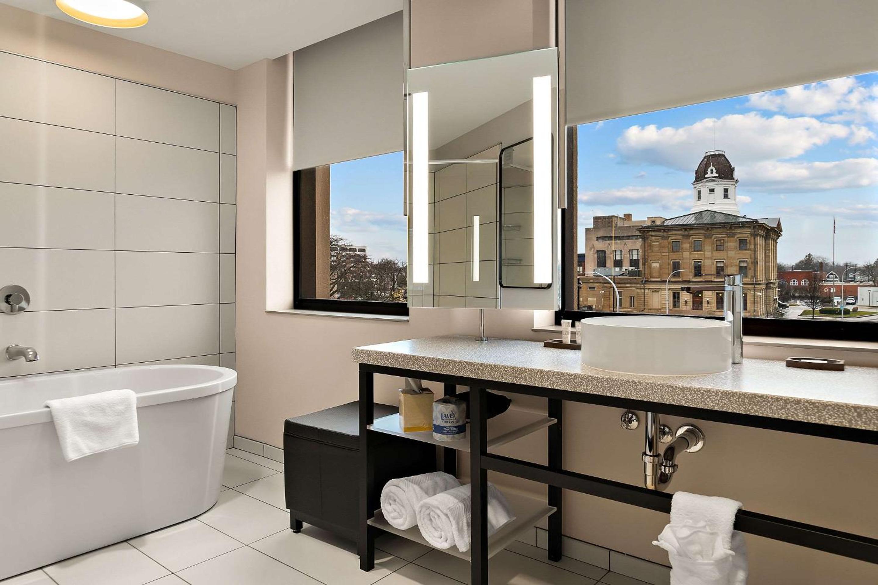 Master King Suite With City View – Non Smoking    photo 1