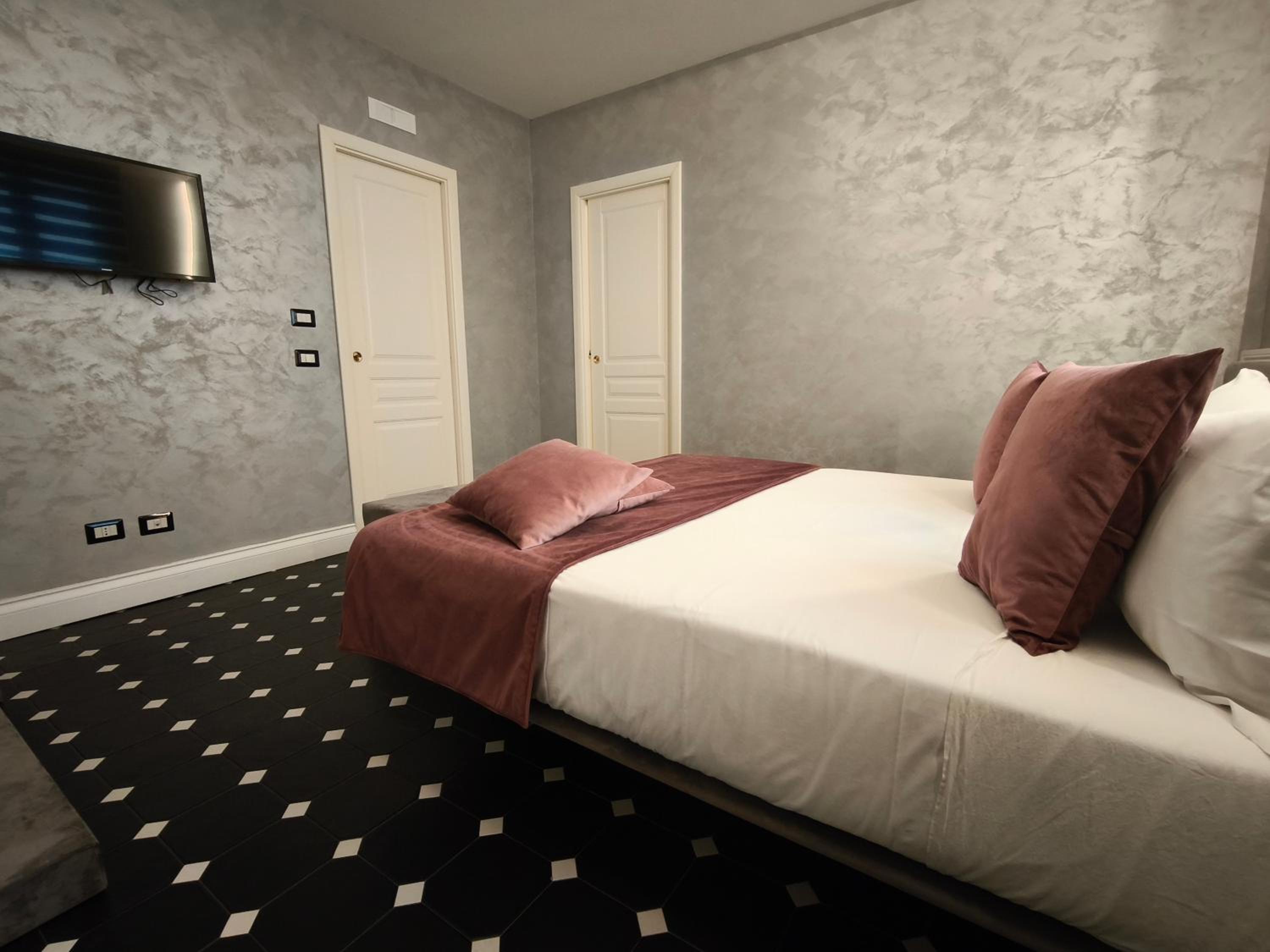 Standard Double Room photo 3
