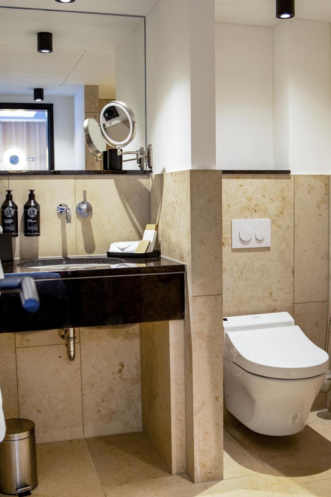 Deluxe Junior Suite With Double Bed And Balcony thumbnail 5