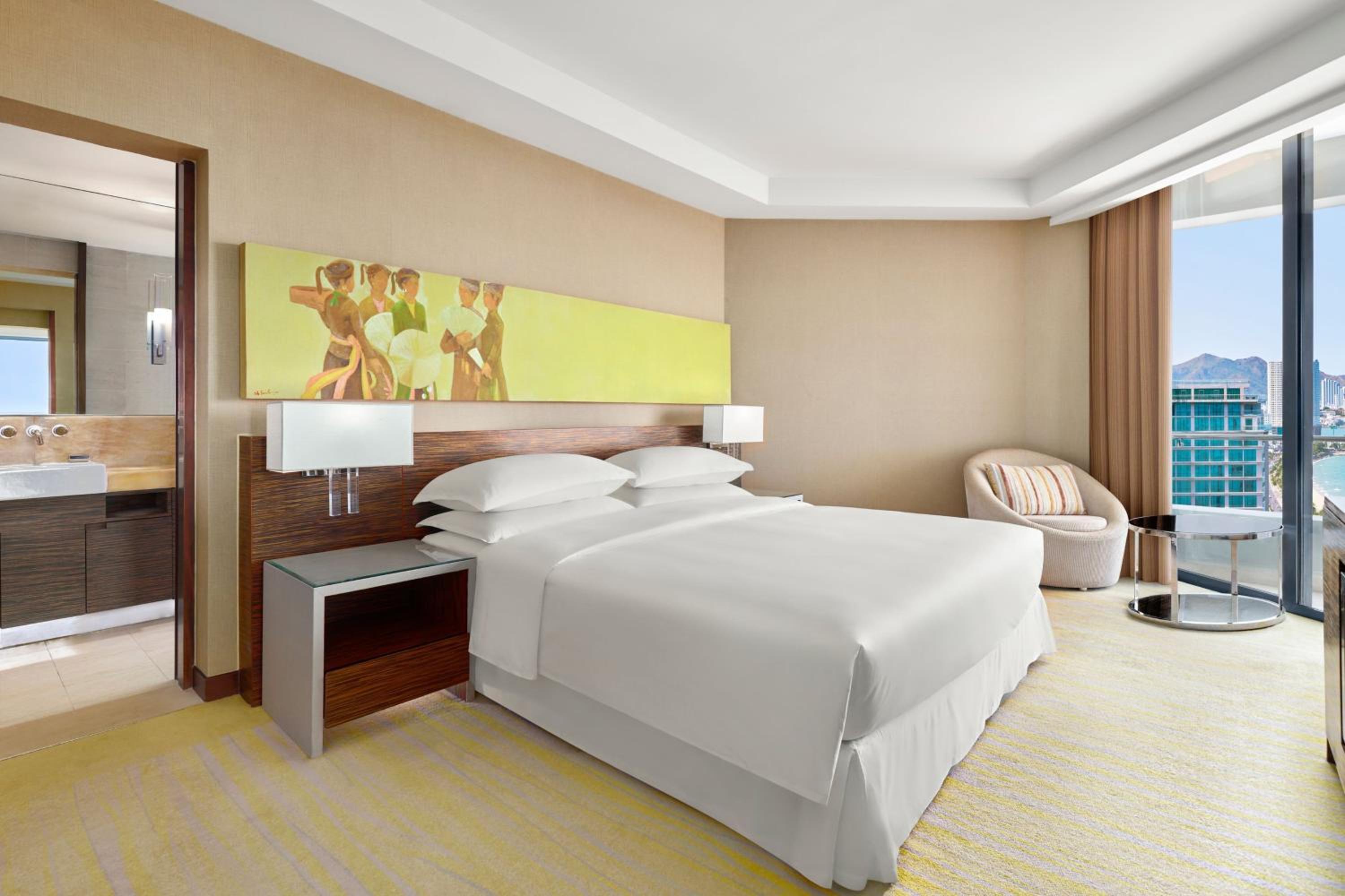 One-Bedroom Executive Suite with Ocean View and Balcony - Photo 4