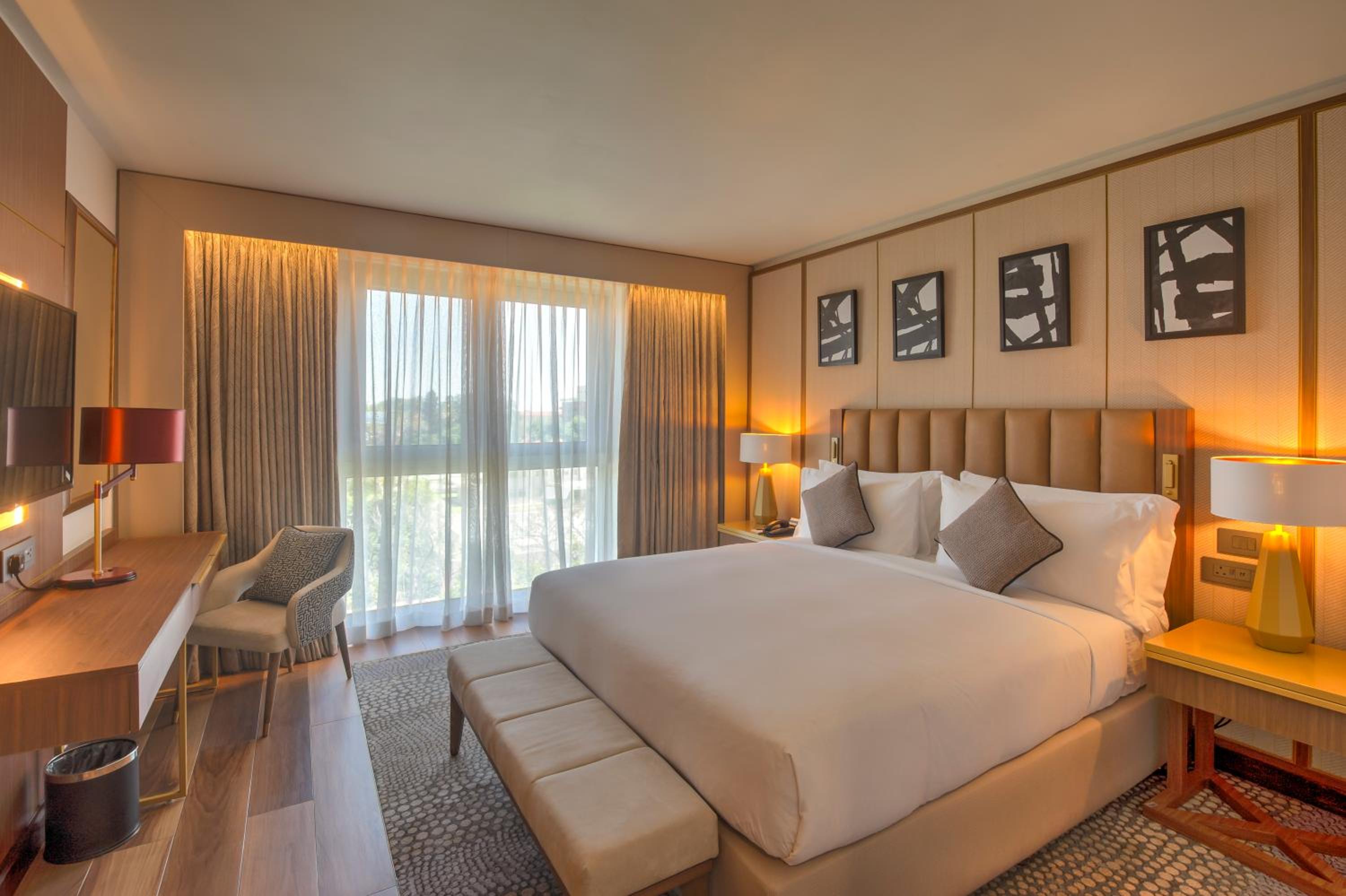 One-Bedroom Suite with Club Lounge Access - Photo 2