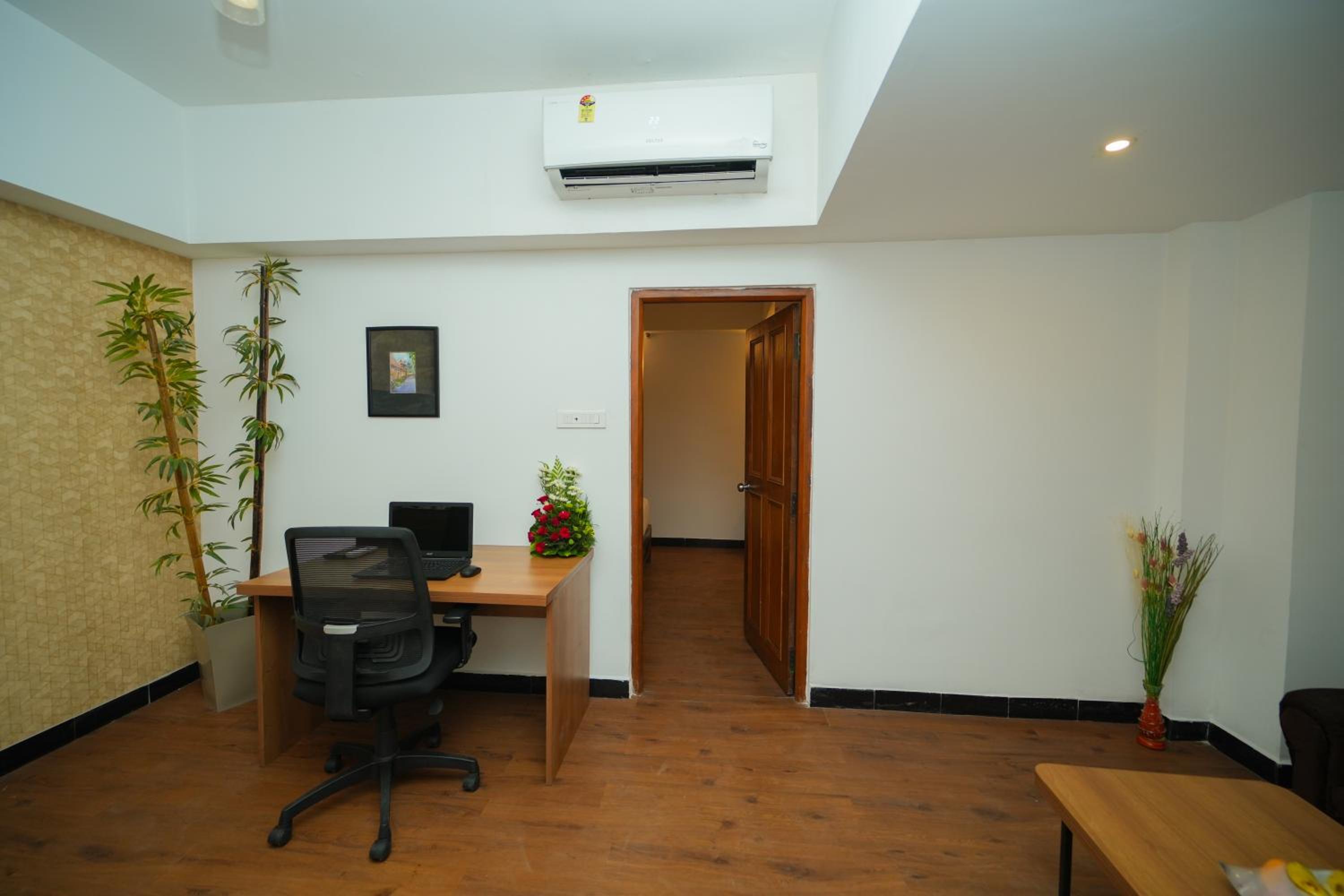 Suite - Photo 11