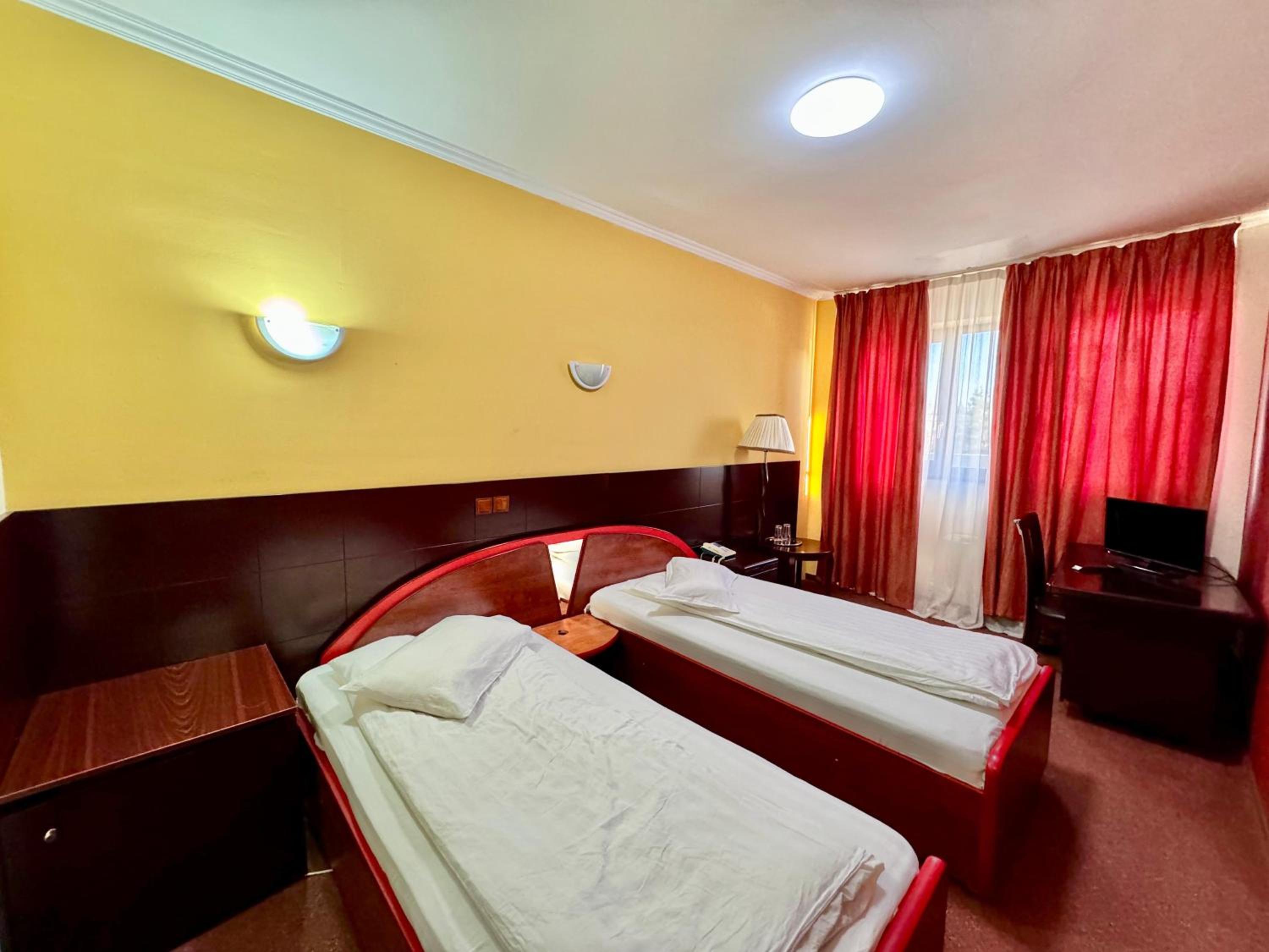 Standard Twin Room - Photo 1