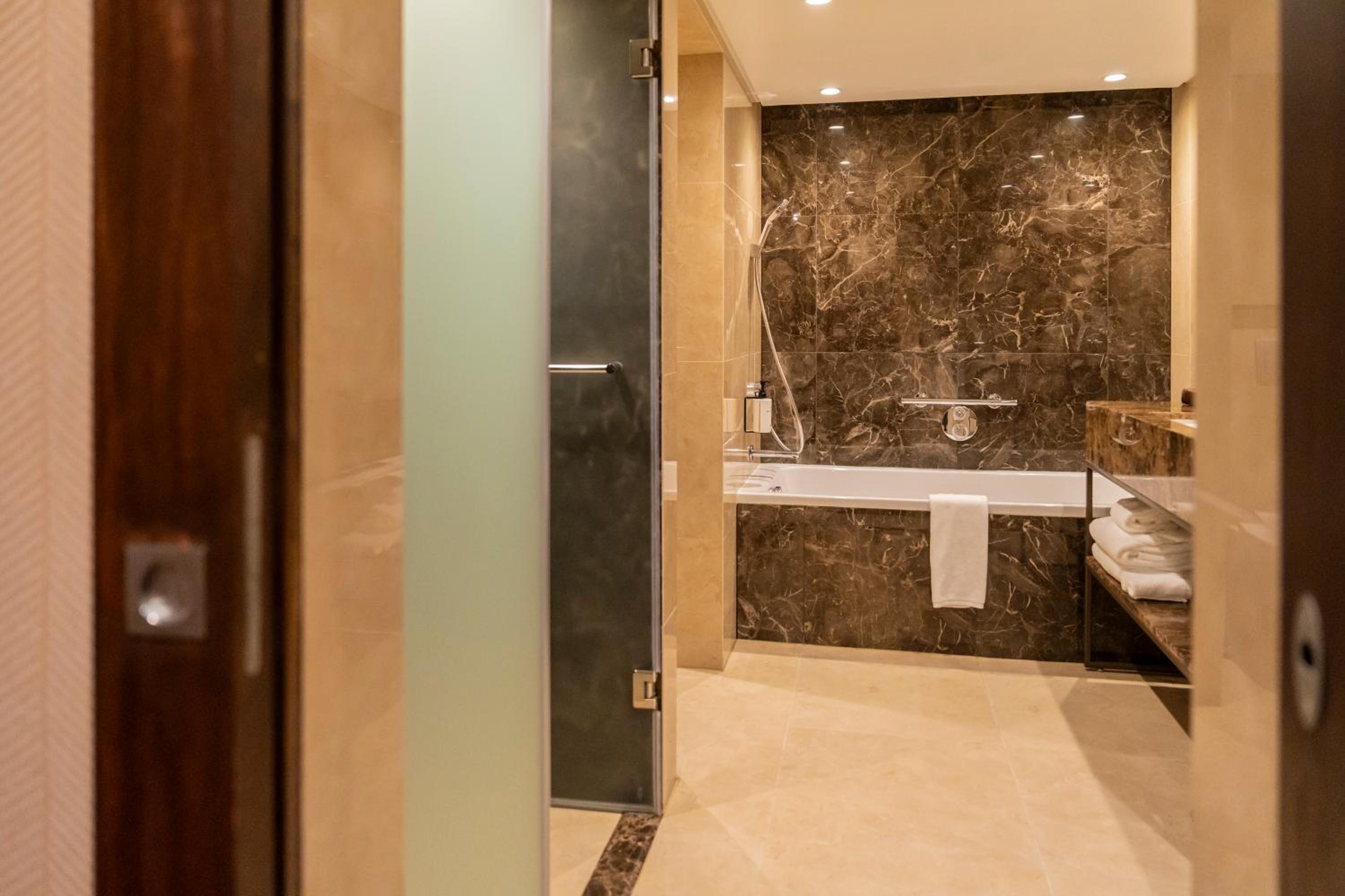 One-Bedroom Suite with Club Lounge Access - Photo 3