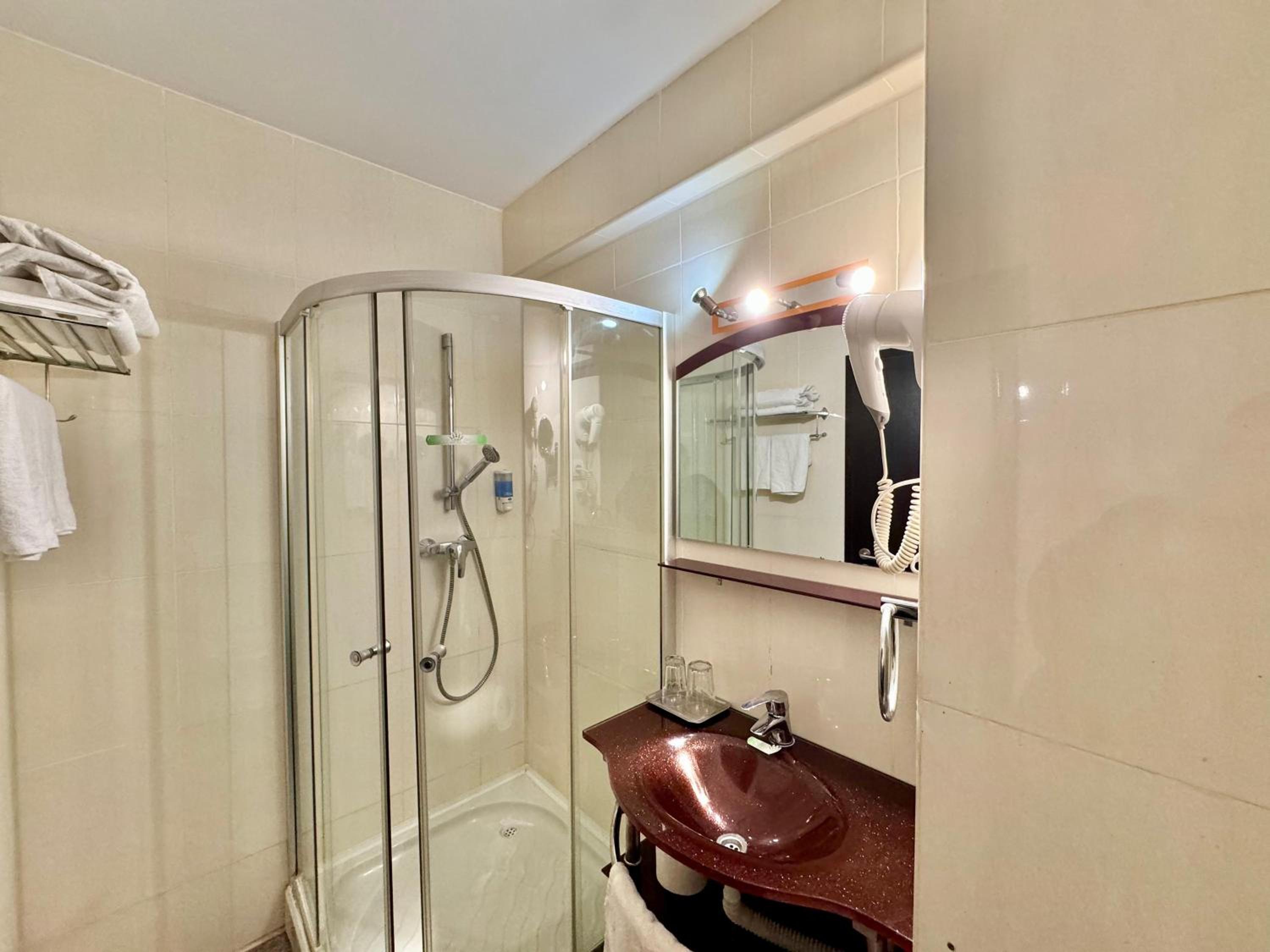 Standard Twin Room - Photo 4