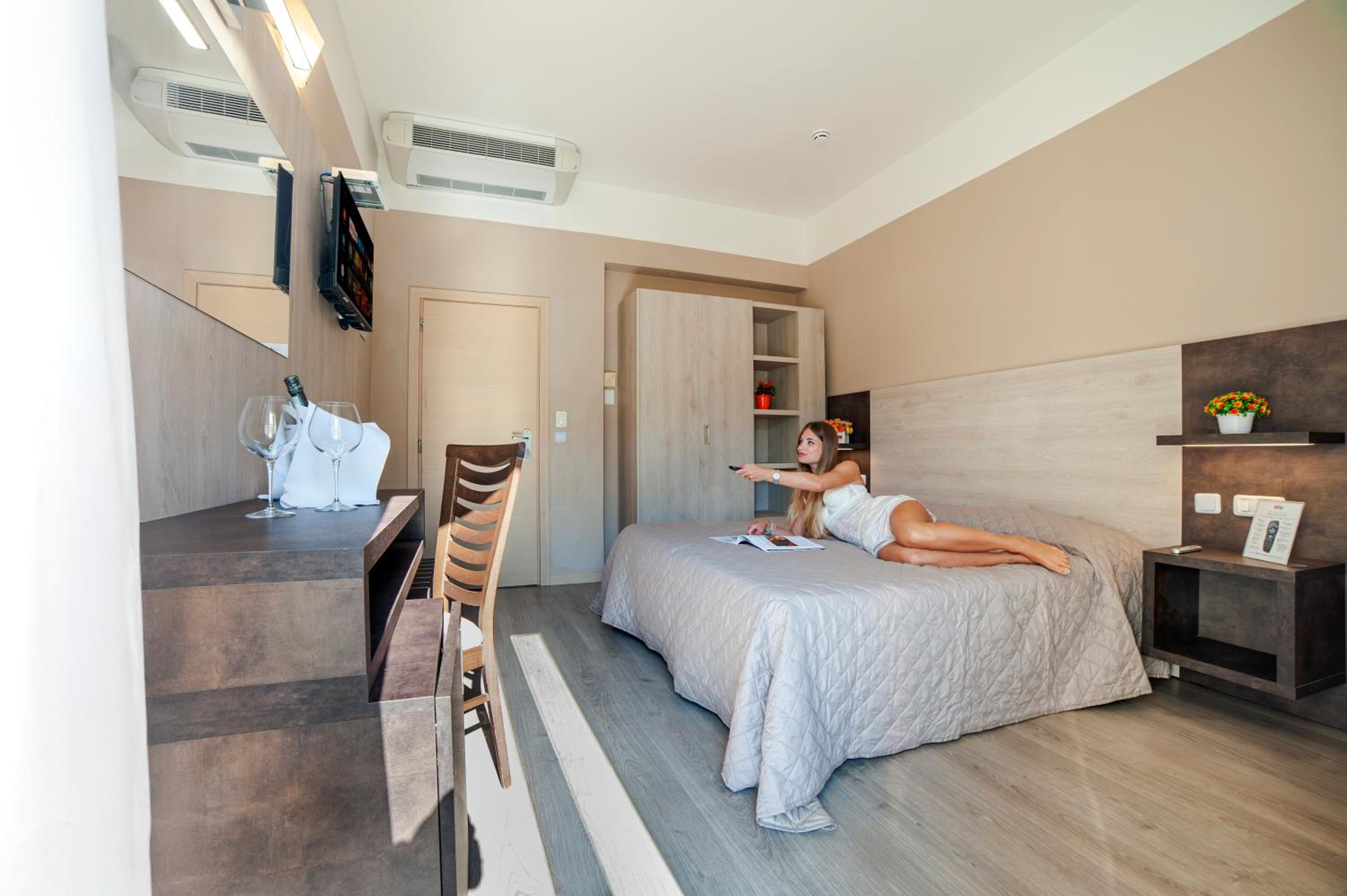 Superior Double Room with Balcony and Partial Sea View photo 2