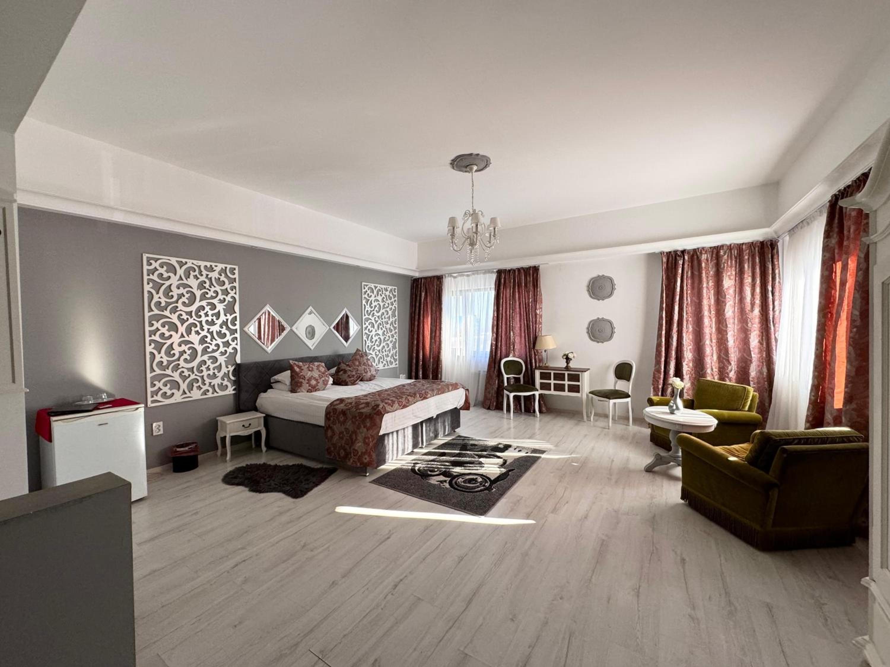 Superior King Suite - Photo 2
