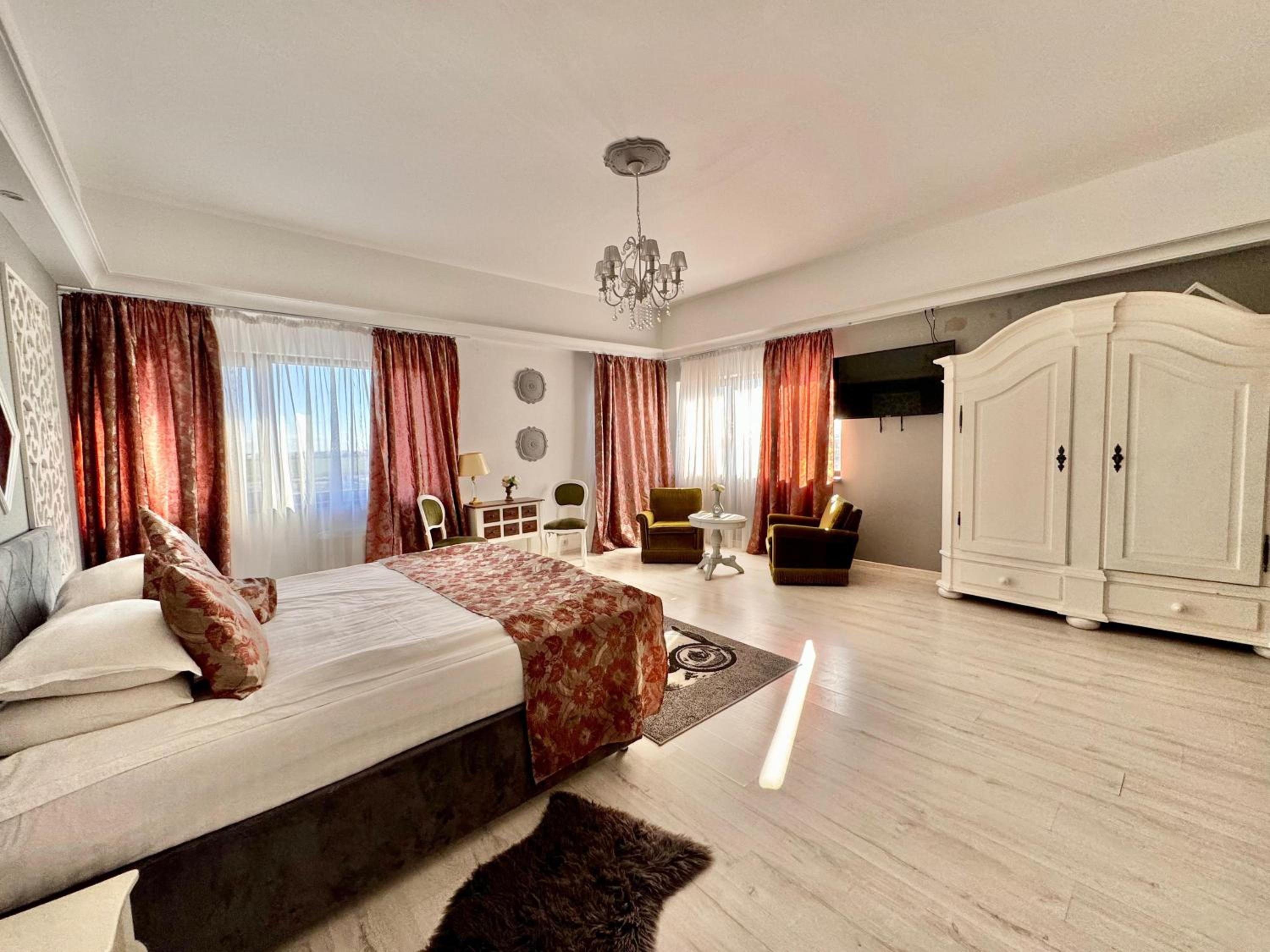 Superior King Suite - Photo 12