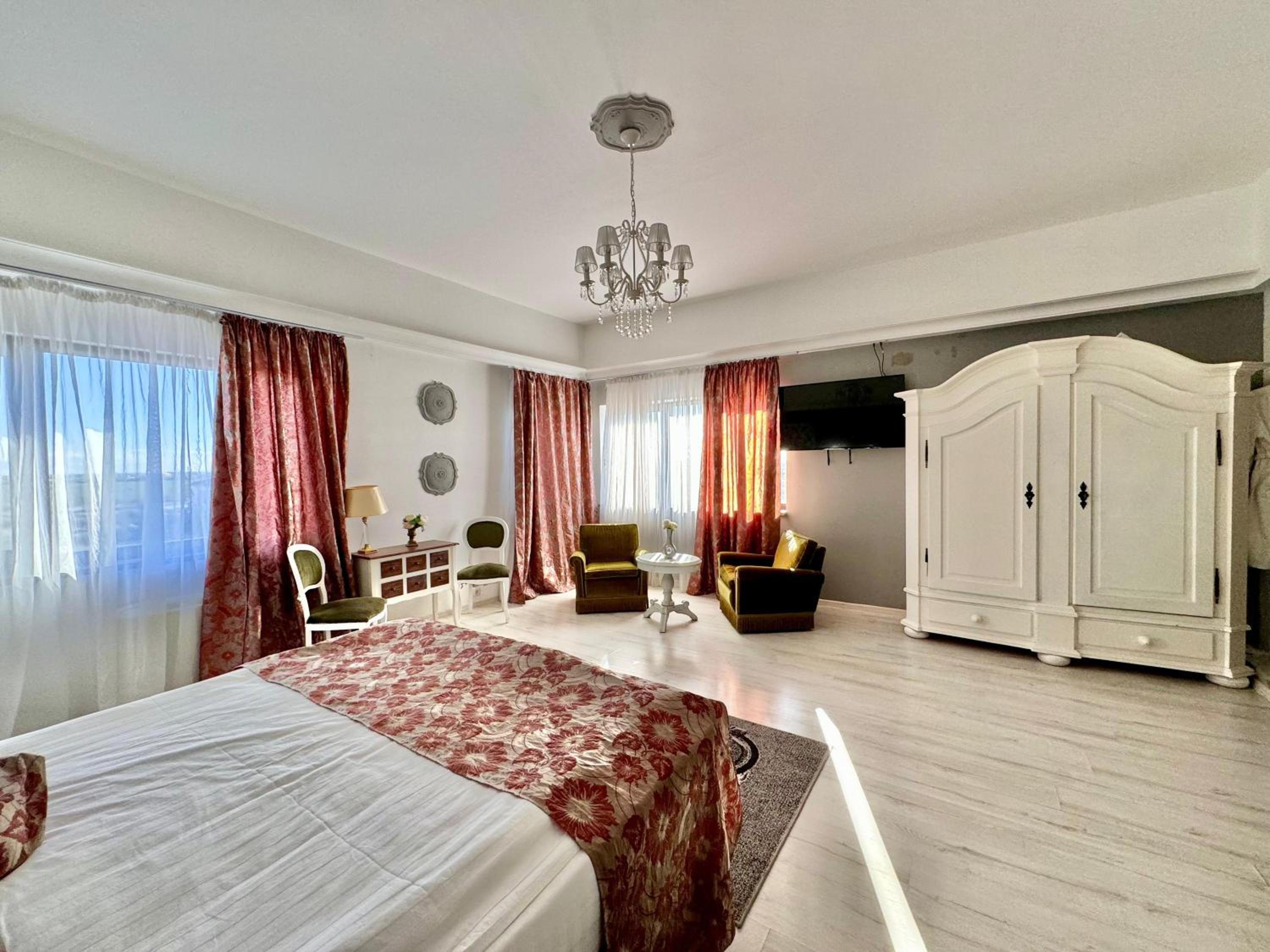 Superior King Suite - Photo 3
