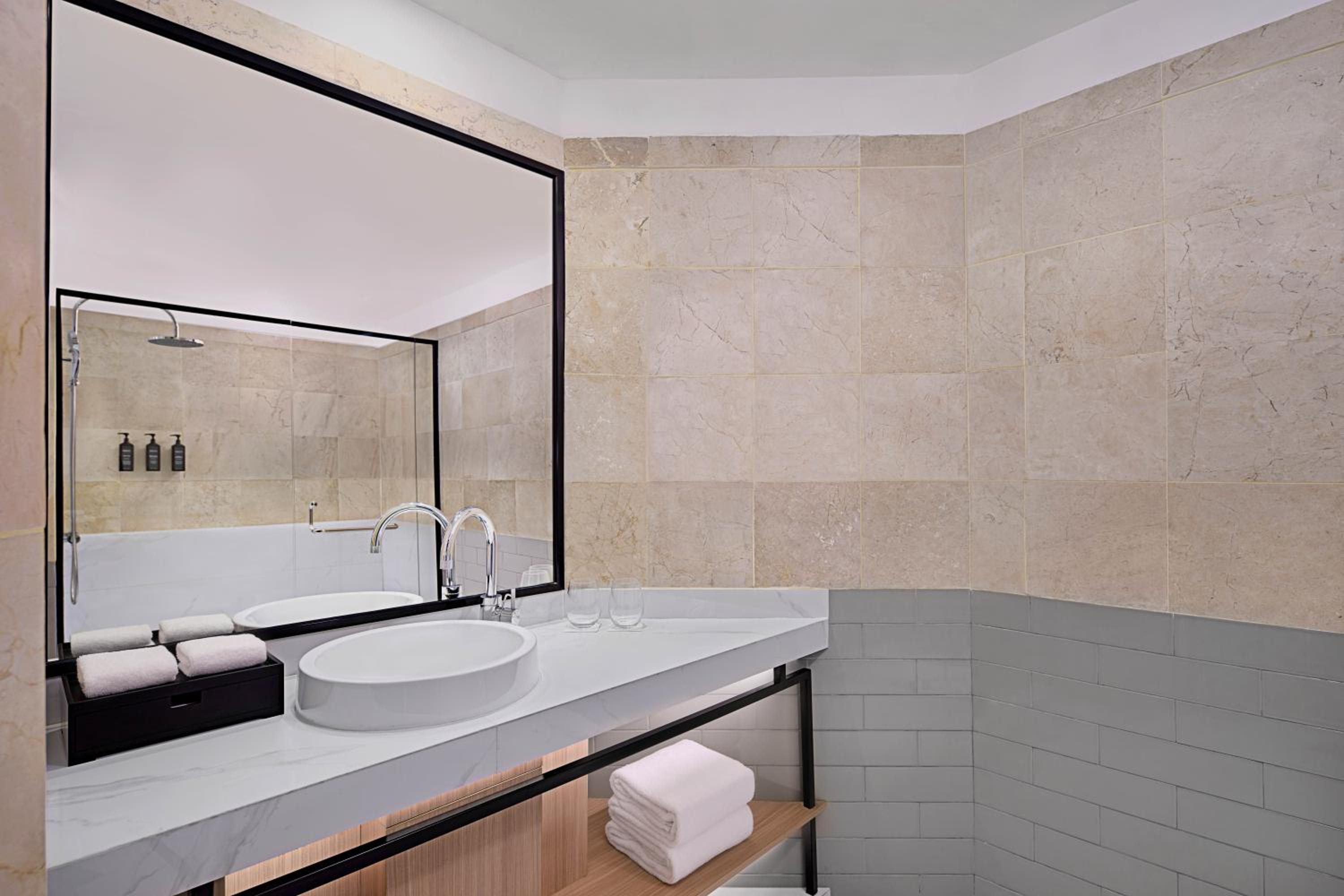 Deluxe King Room with Terrace - Photo 4