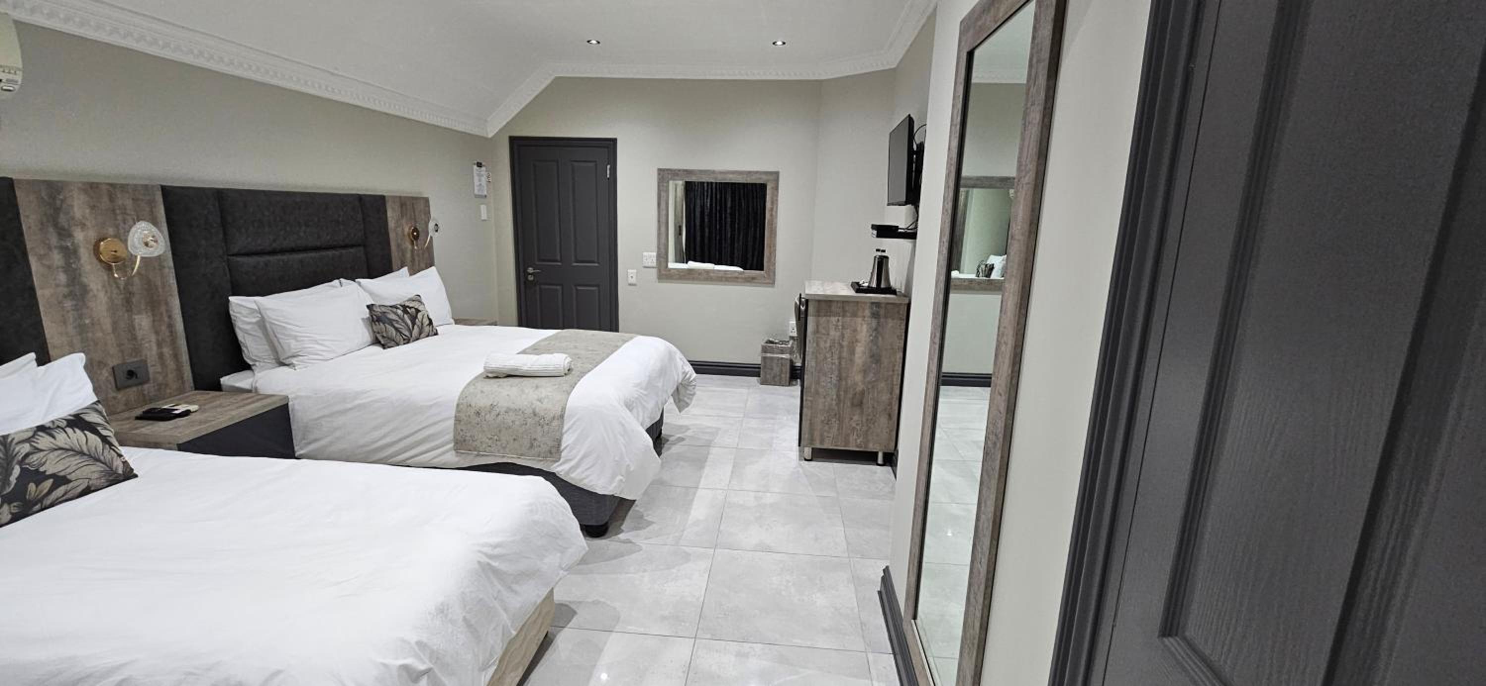Deluxe Family Suite photo 1