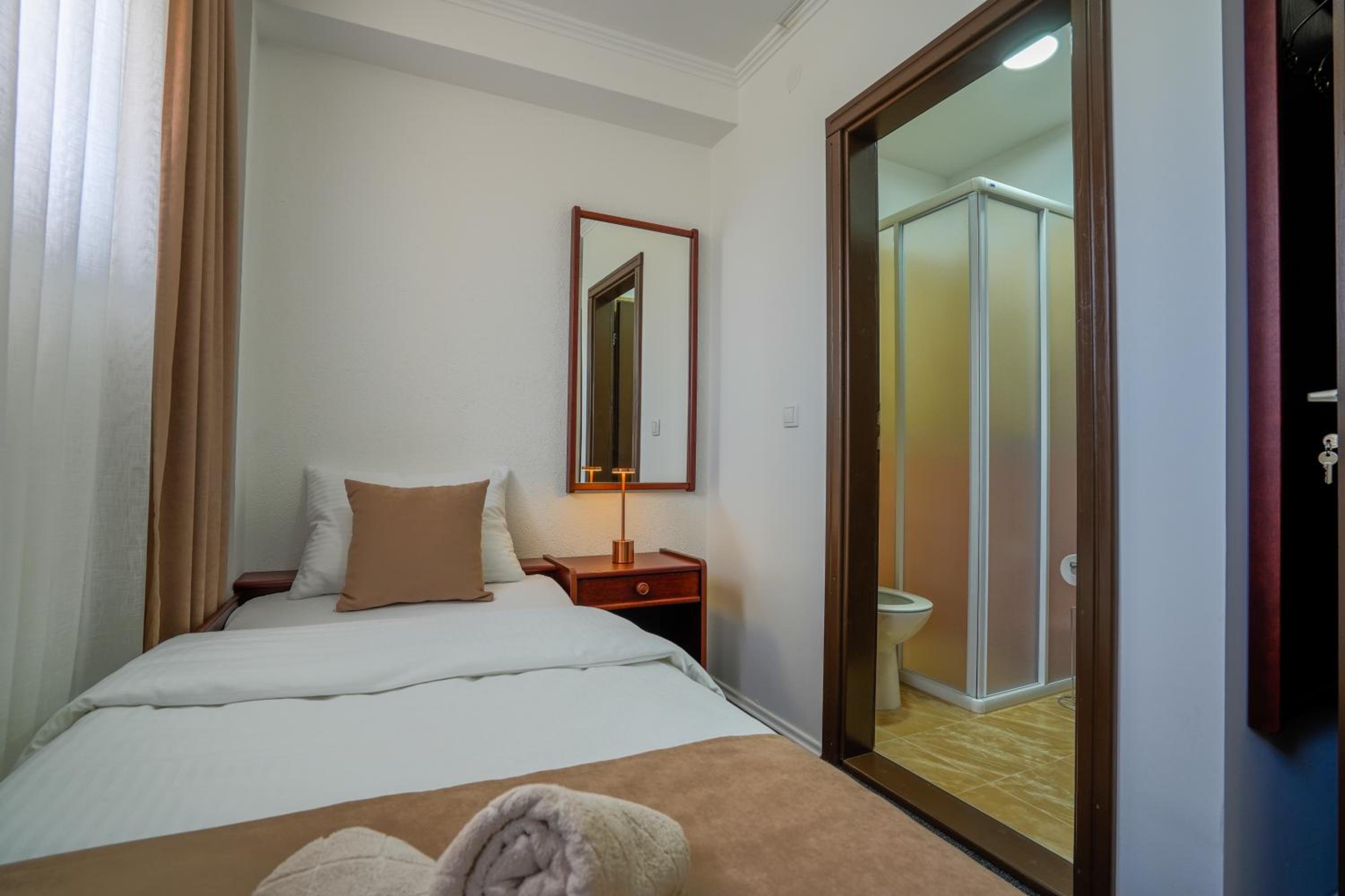 Single Room with Bathroom photo 3