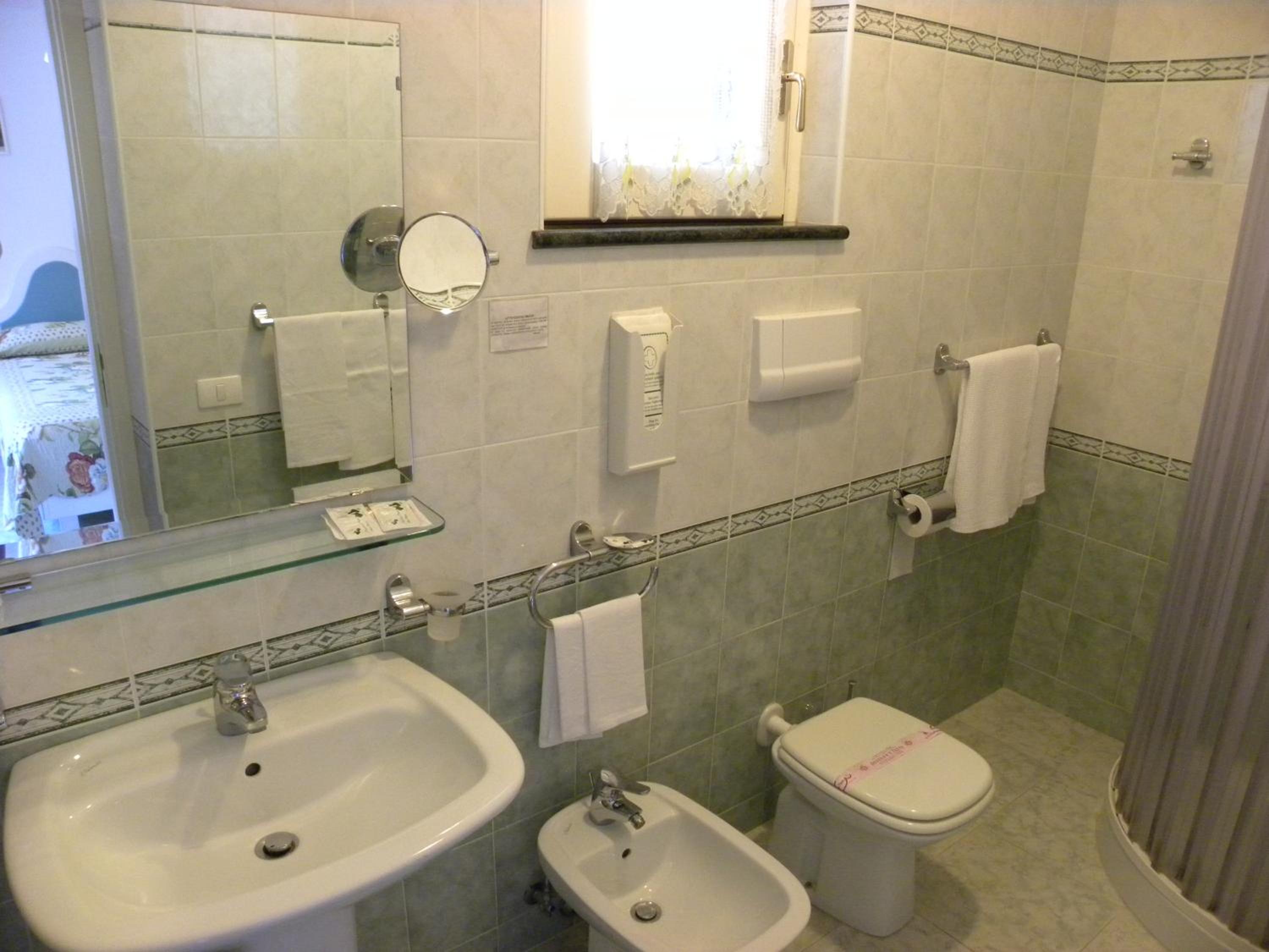 Standard Double or Twin Room - Photo 3