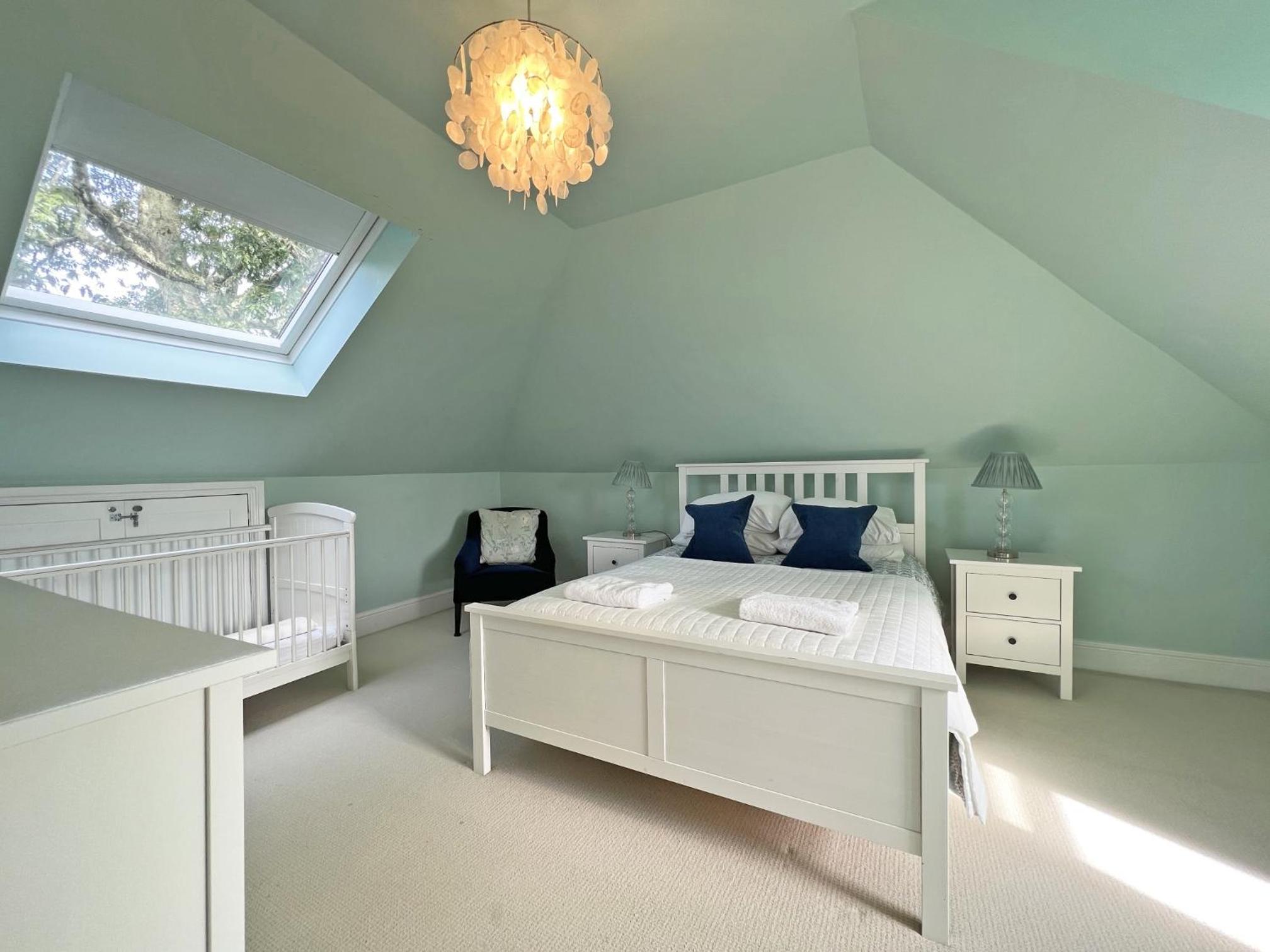 Five-Bedroom House photo 1