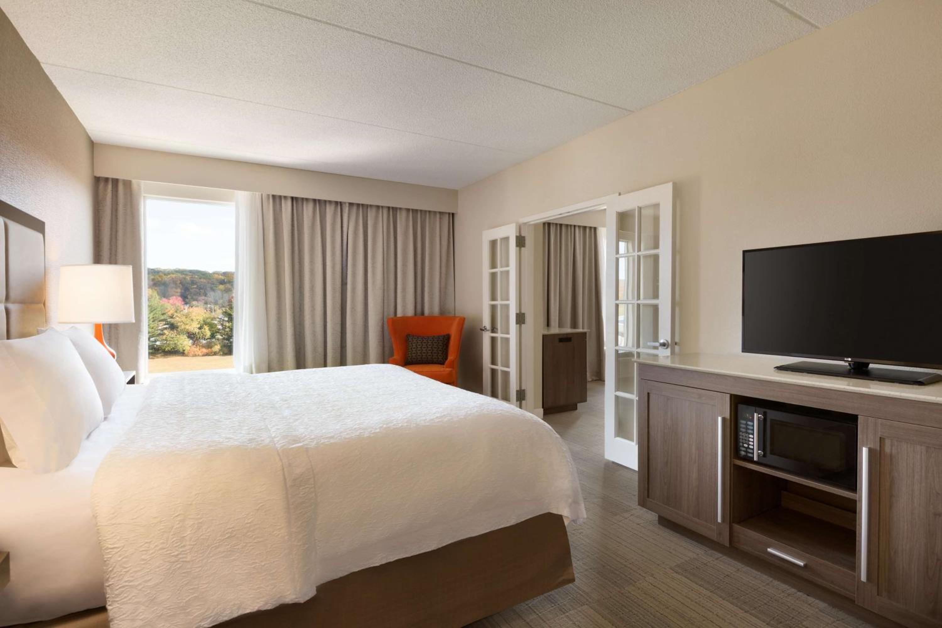 King Suite - Non-Smoking - Photo 3