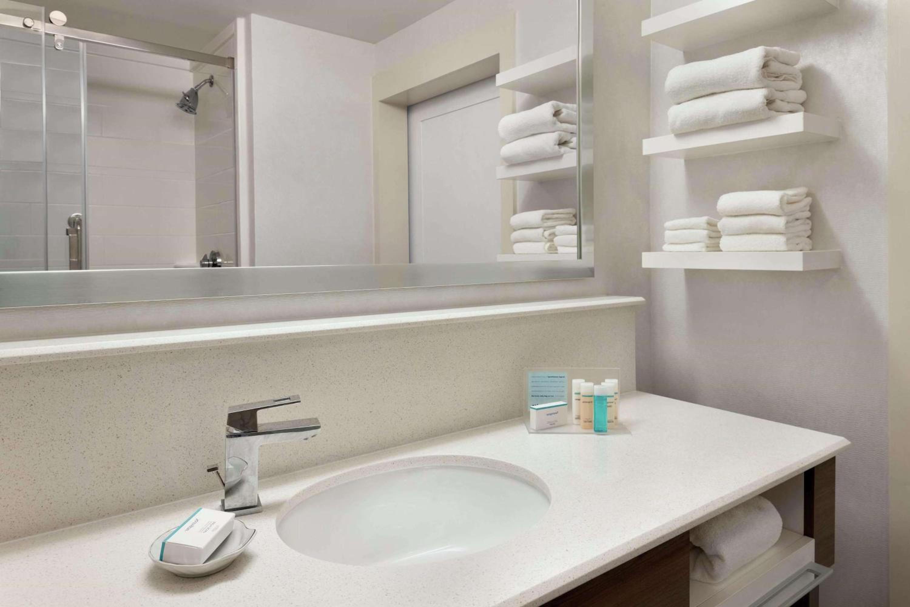 King Suite - Non-Smoking - Photo 2