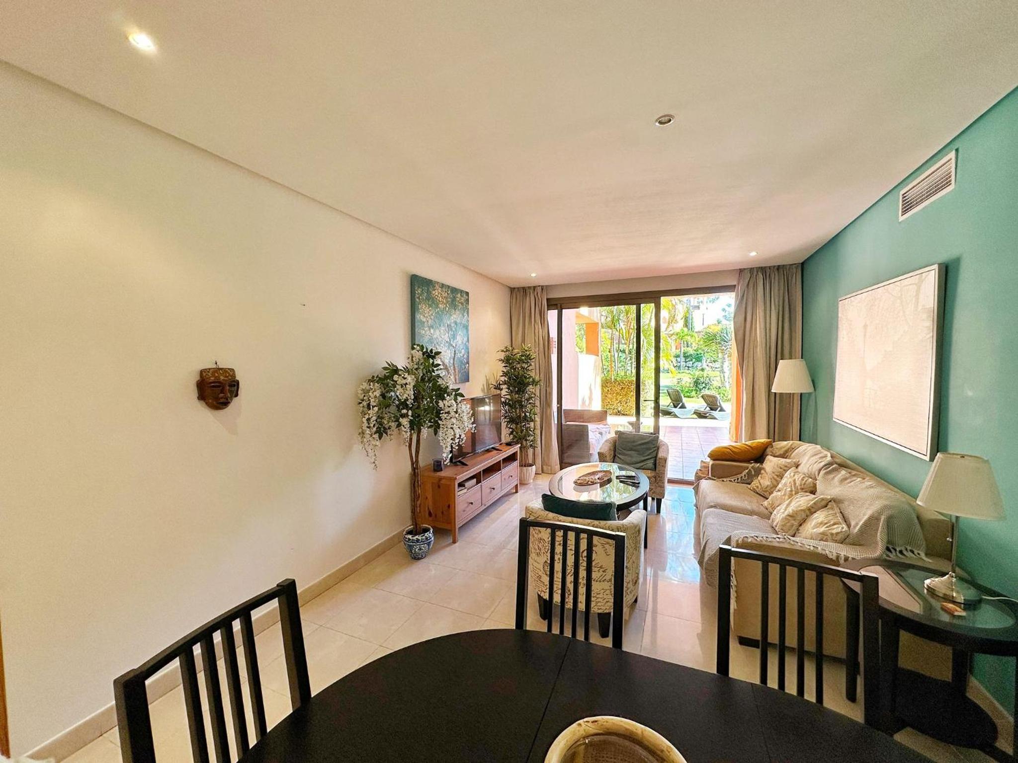 Apartamento de Dos Dormitorios con Vista al Jardín