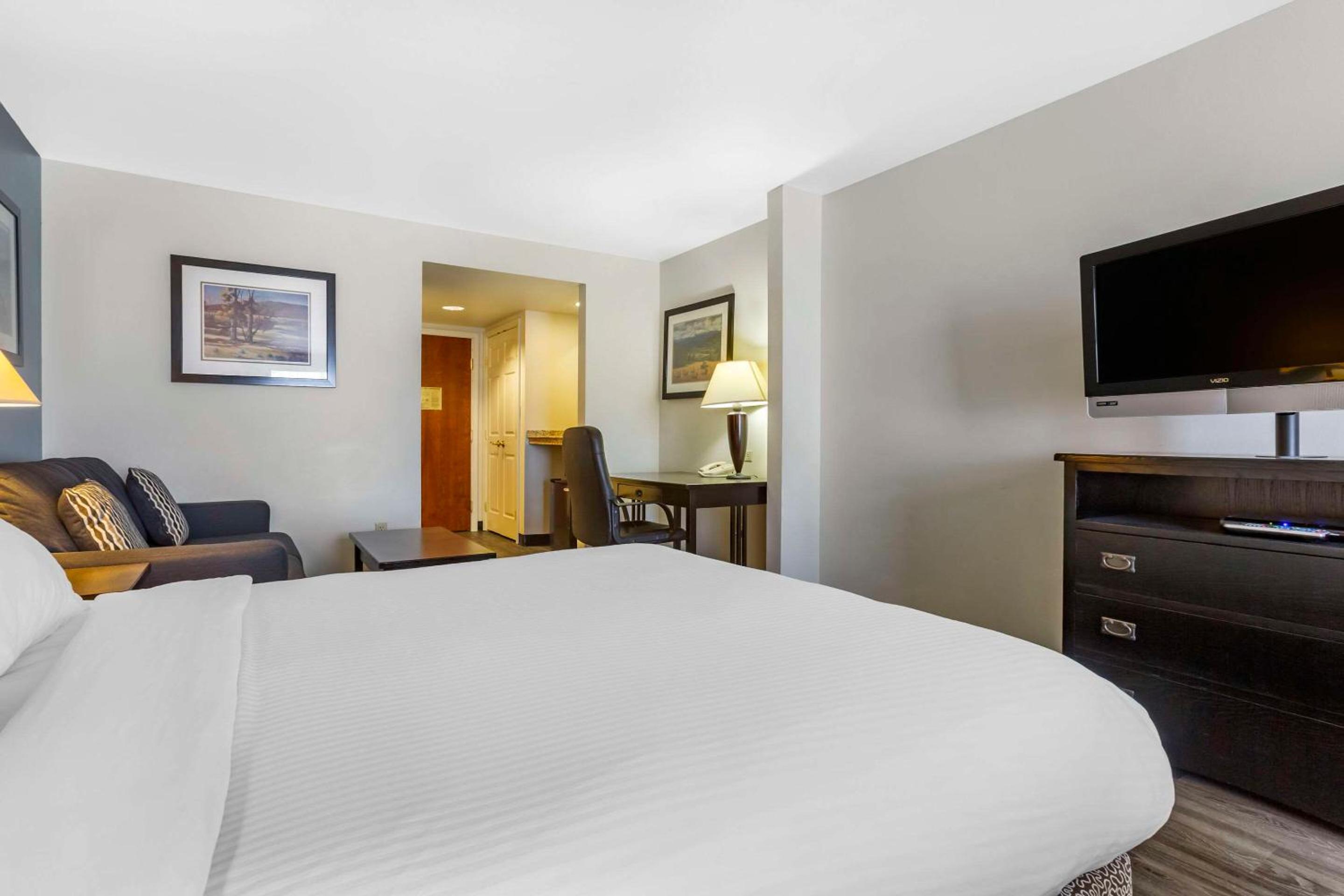 Queen Room with Two Queen Beds - Photo 1