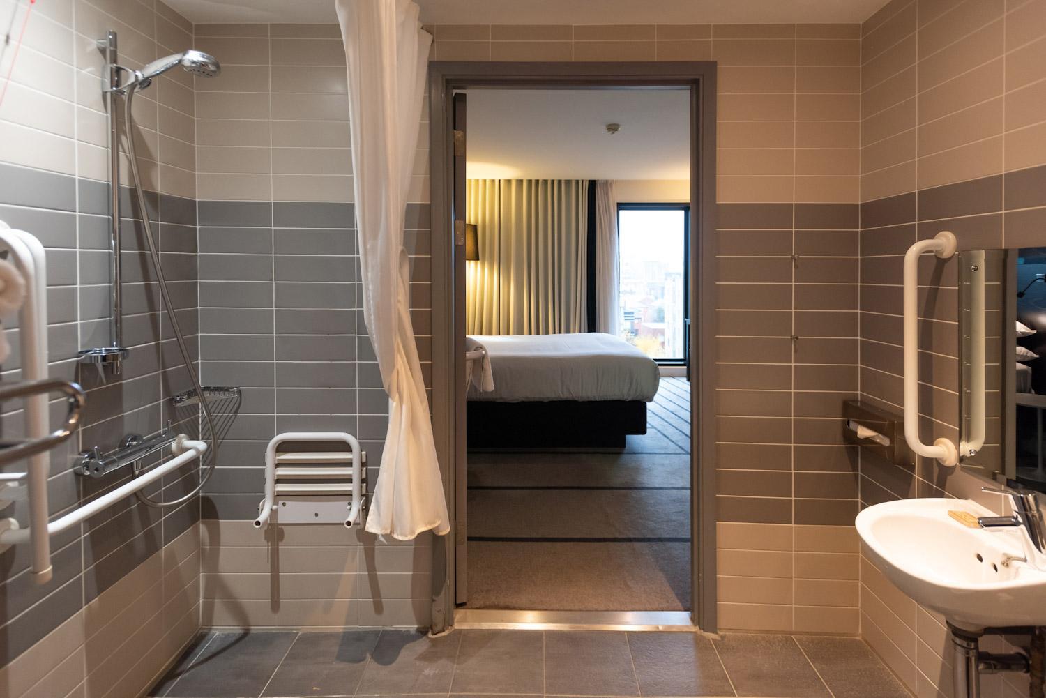 Wheelchair Accessible Room with Shower - Non-Smoking - Photo 4