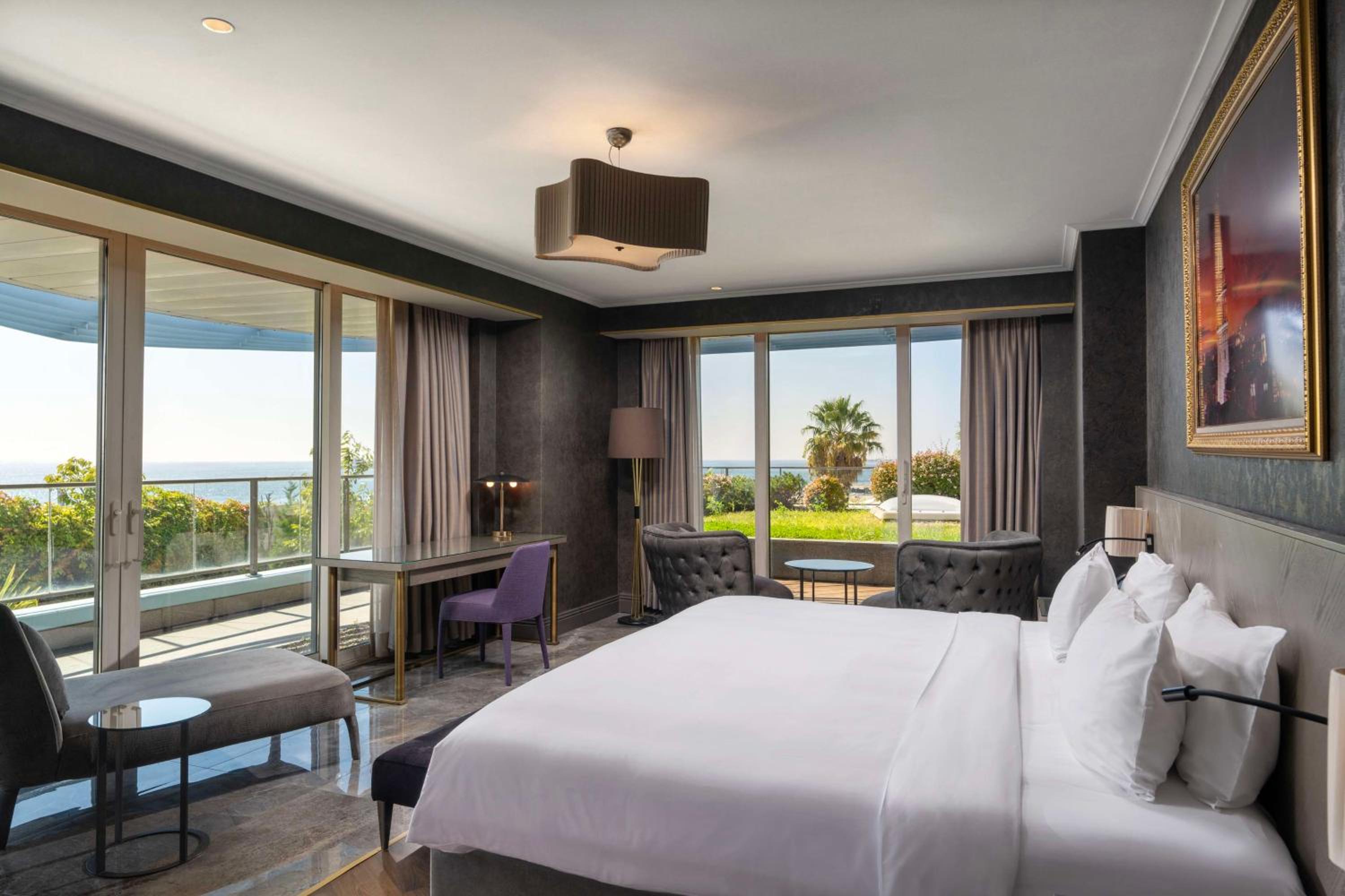 Suite with Balcony and Garden View