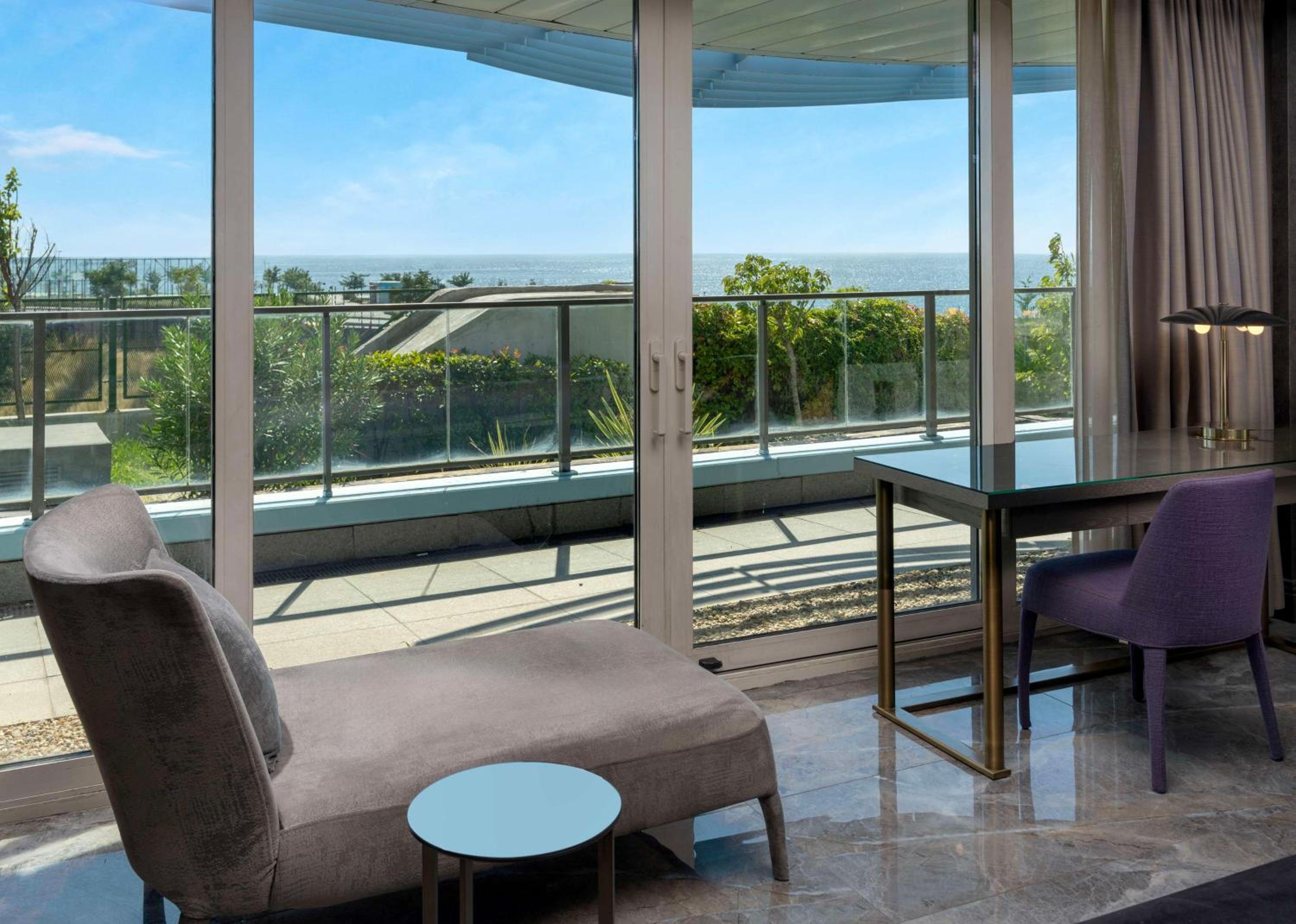 Suite with Balcony and Garden View - Photo 17