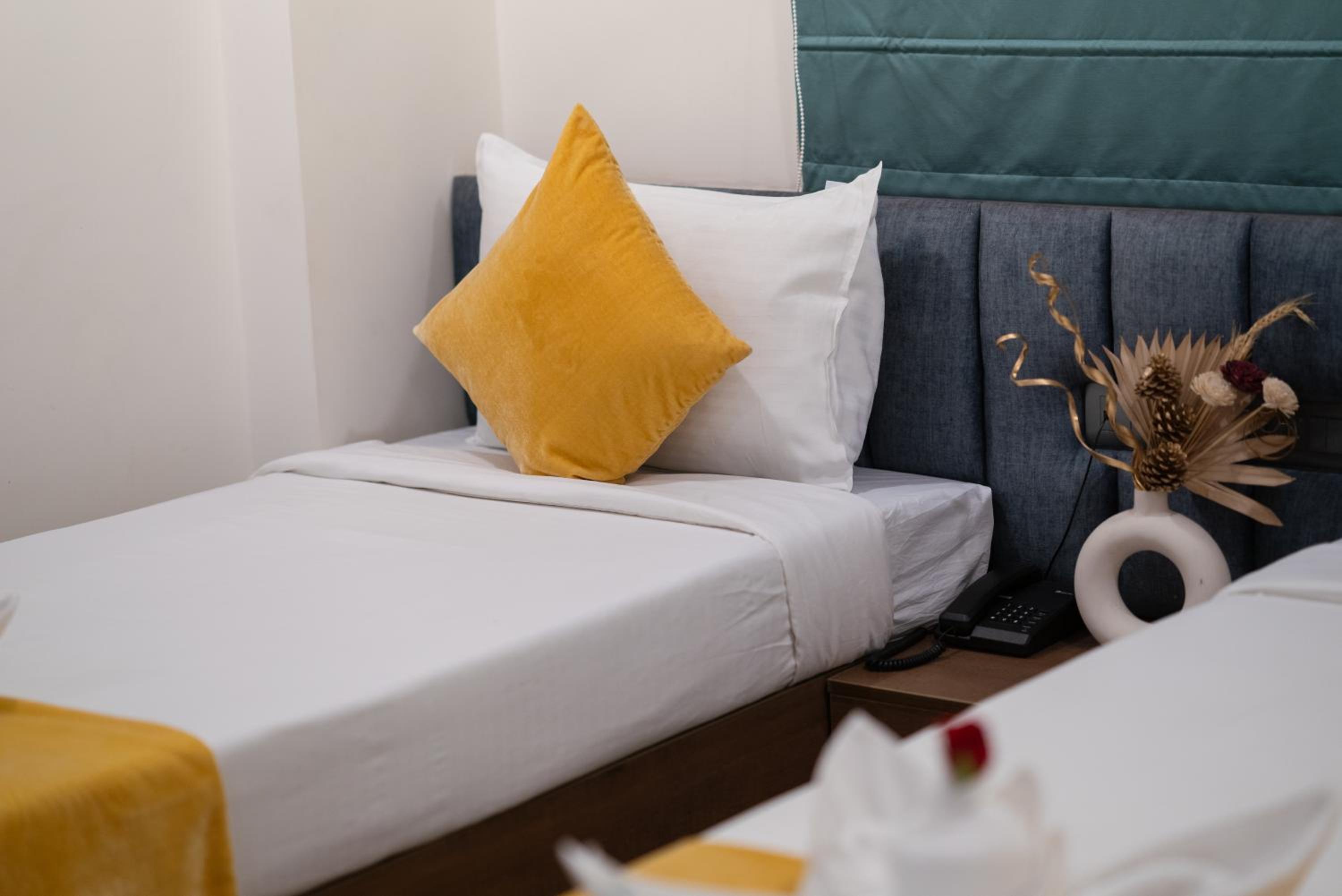 Standard Twin Room - Photo 4