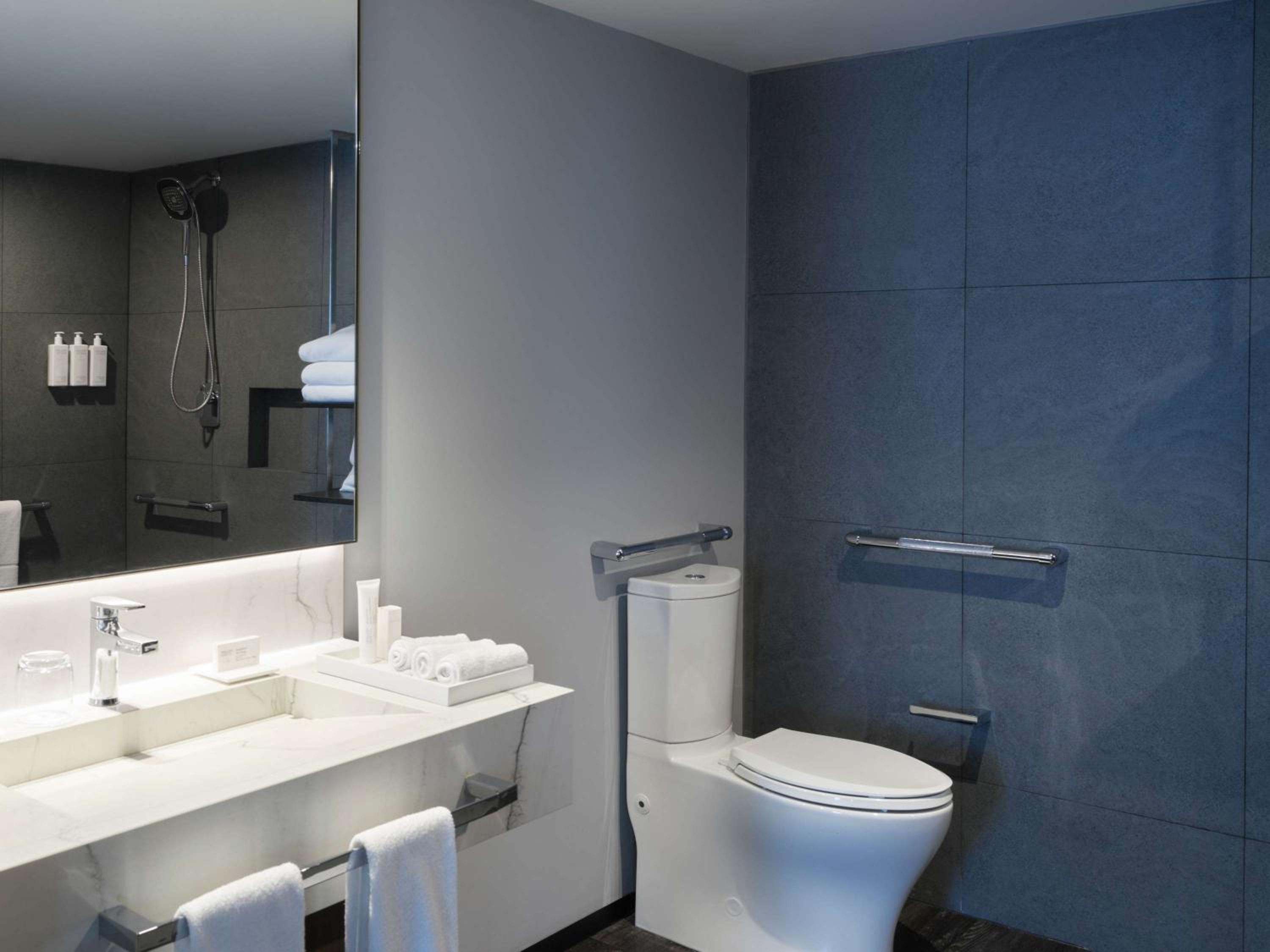 Superior King Room - Mobility Accessible - Photo 8