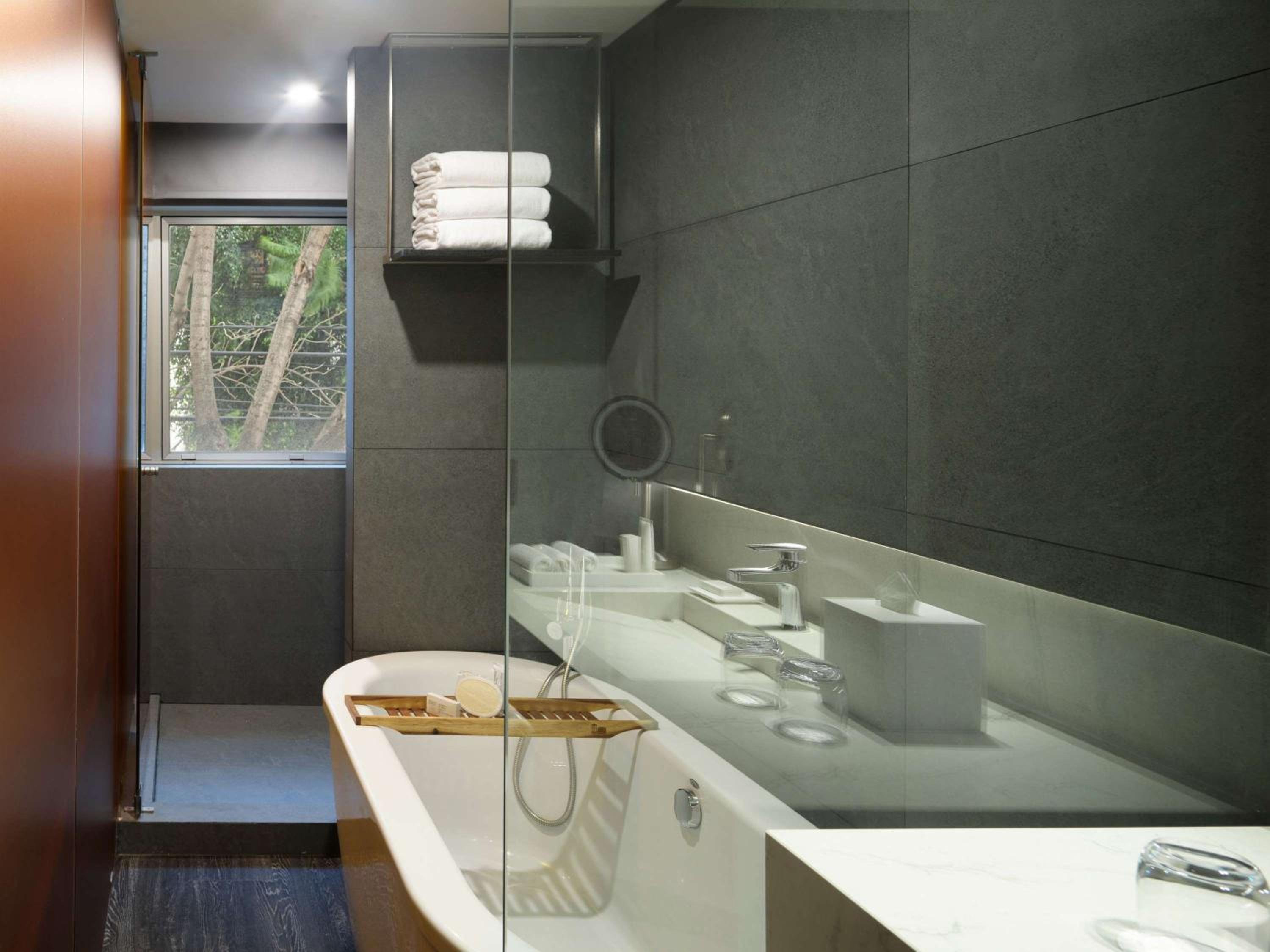 Corner King Suite - Photo 9