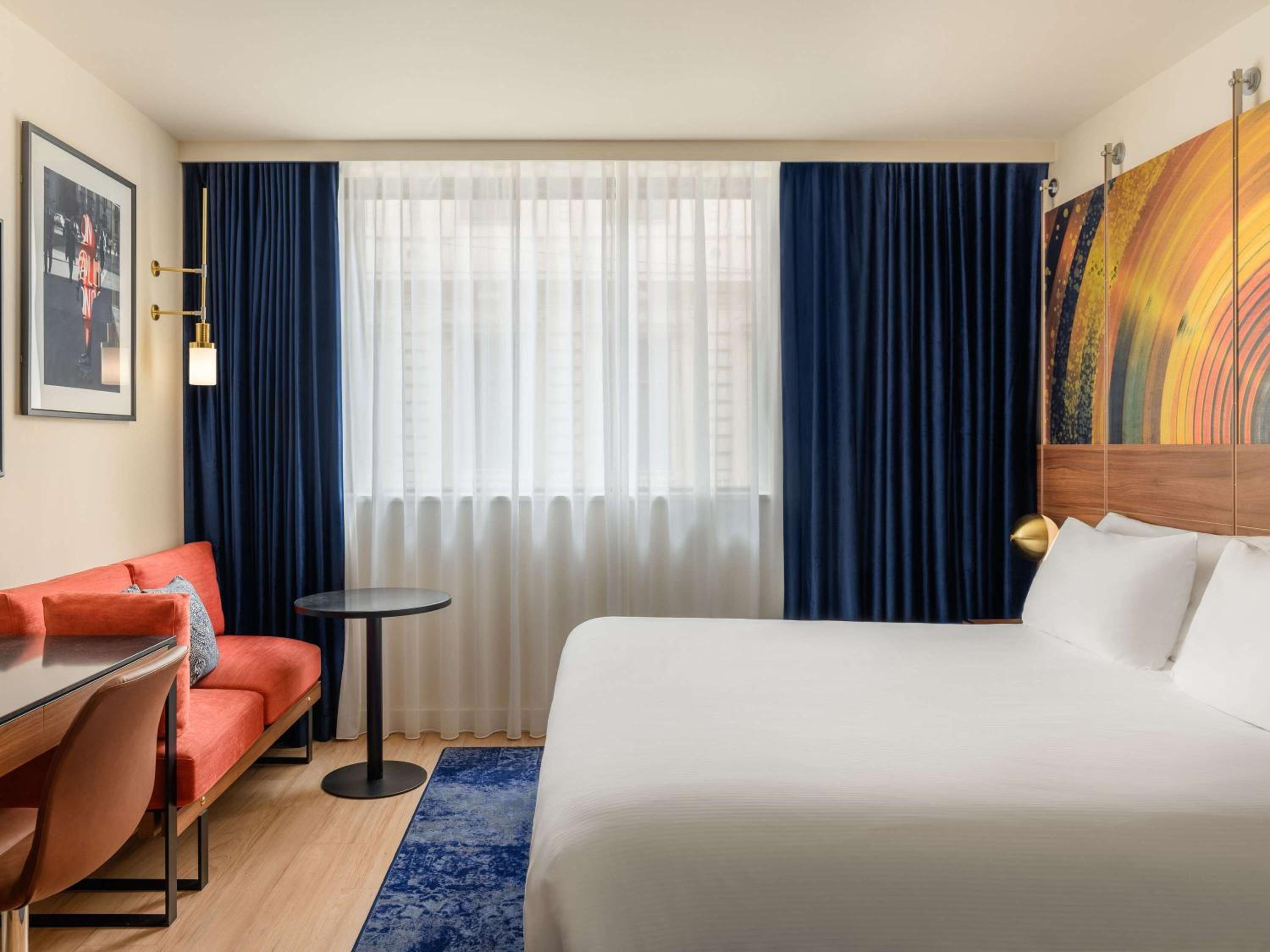 Deluxe Room thumbnail 5